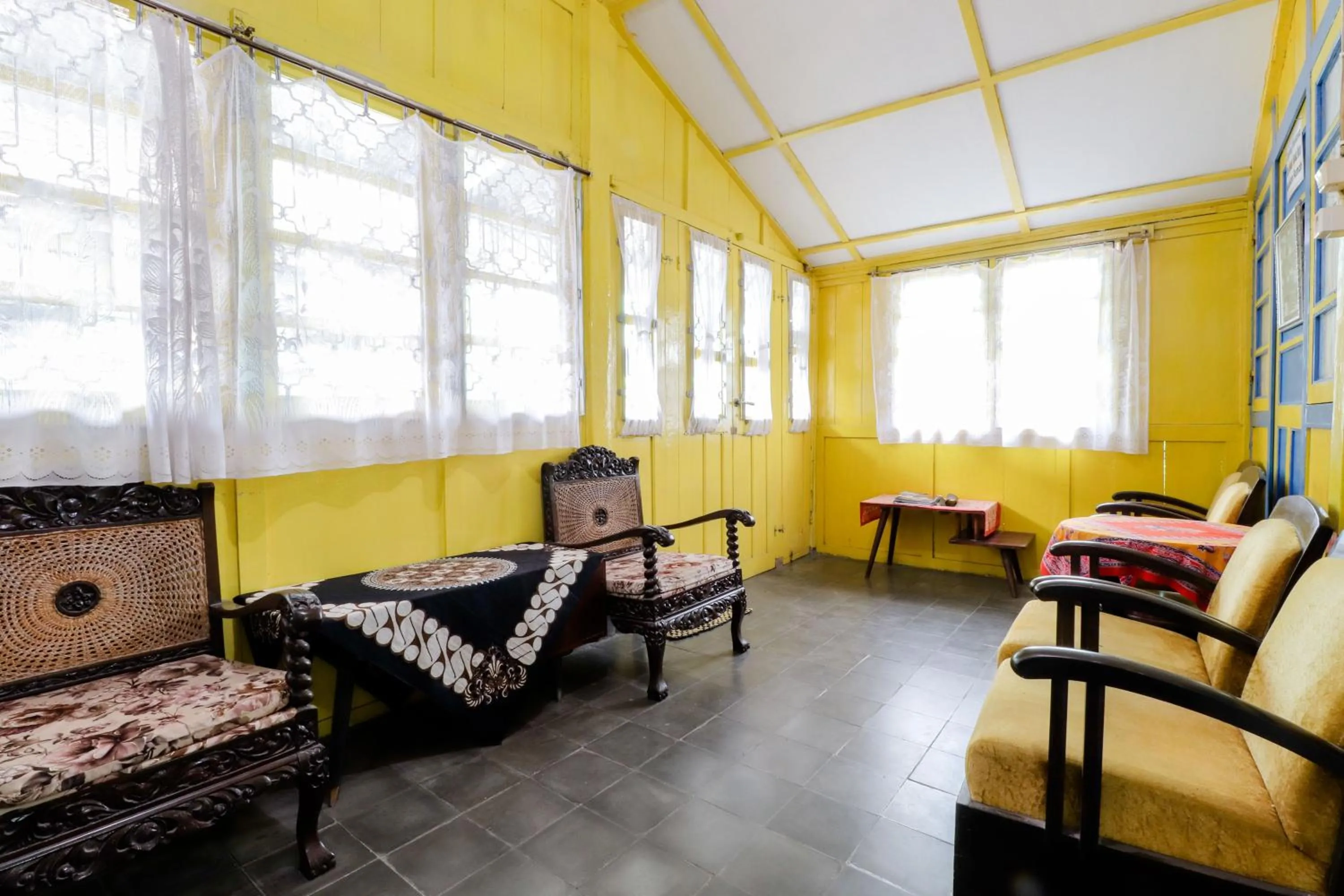 Seating area, Bed in Homestay Ndalem Soewondo