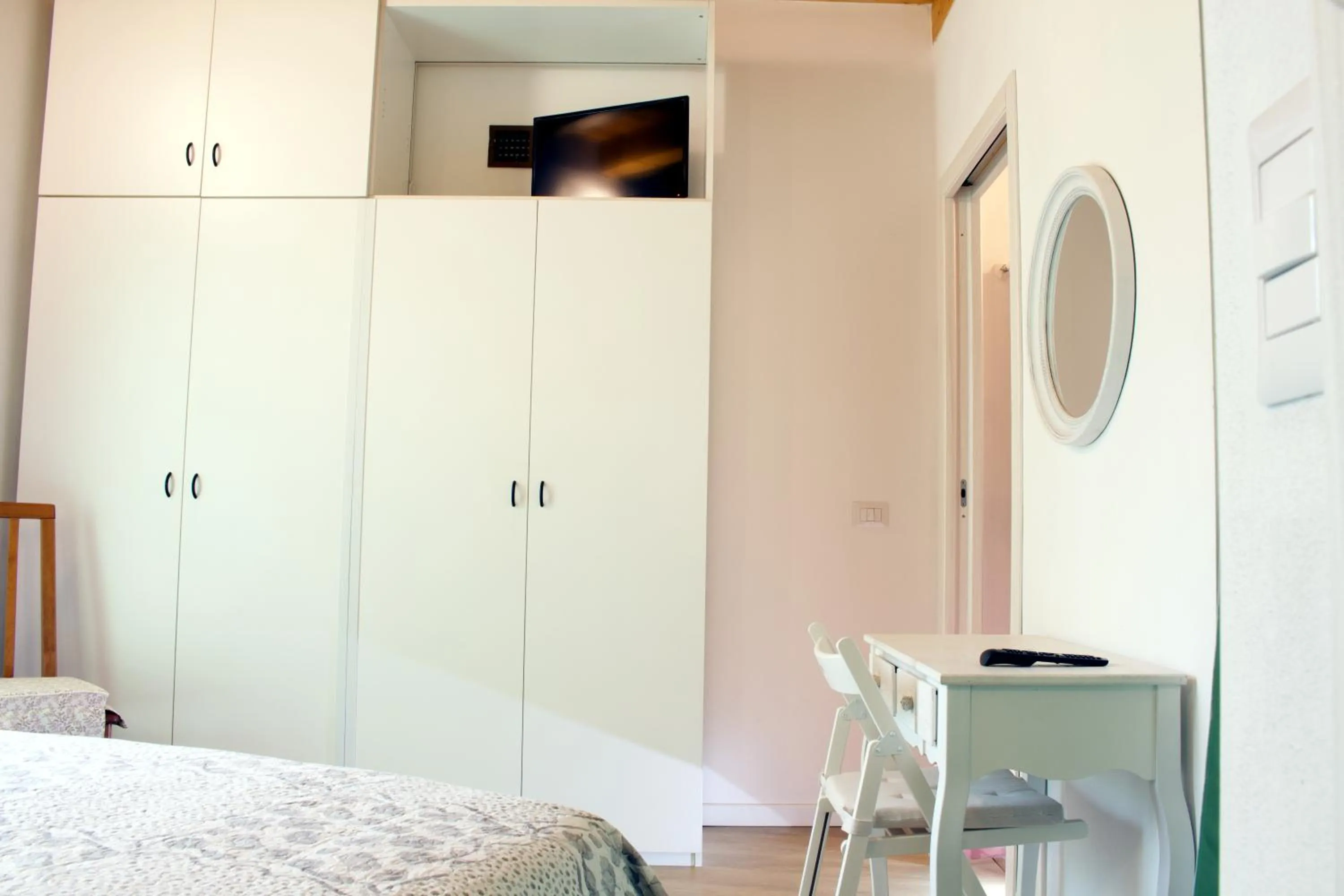 TV and multimedia, Bed in LA MAGNOLIA Guests House