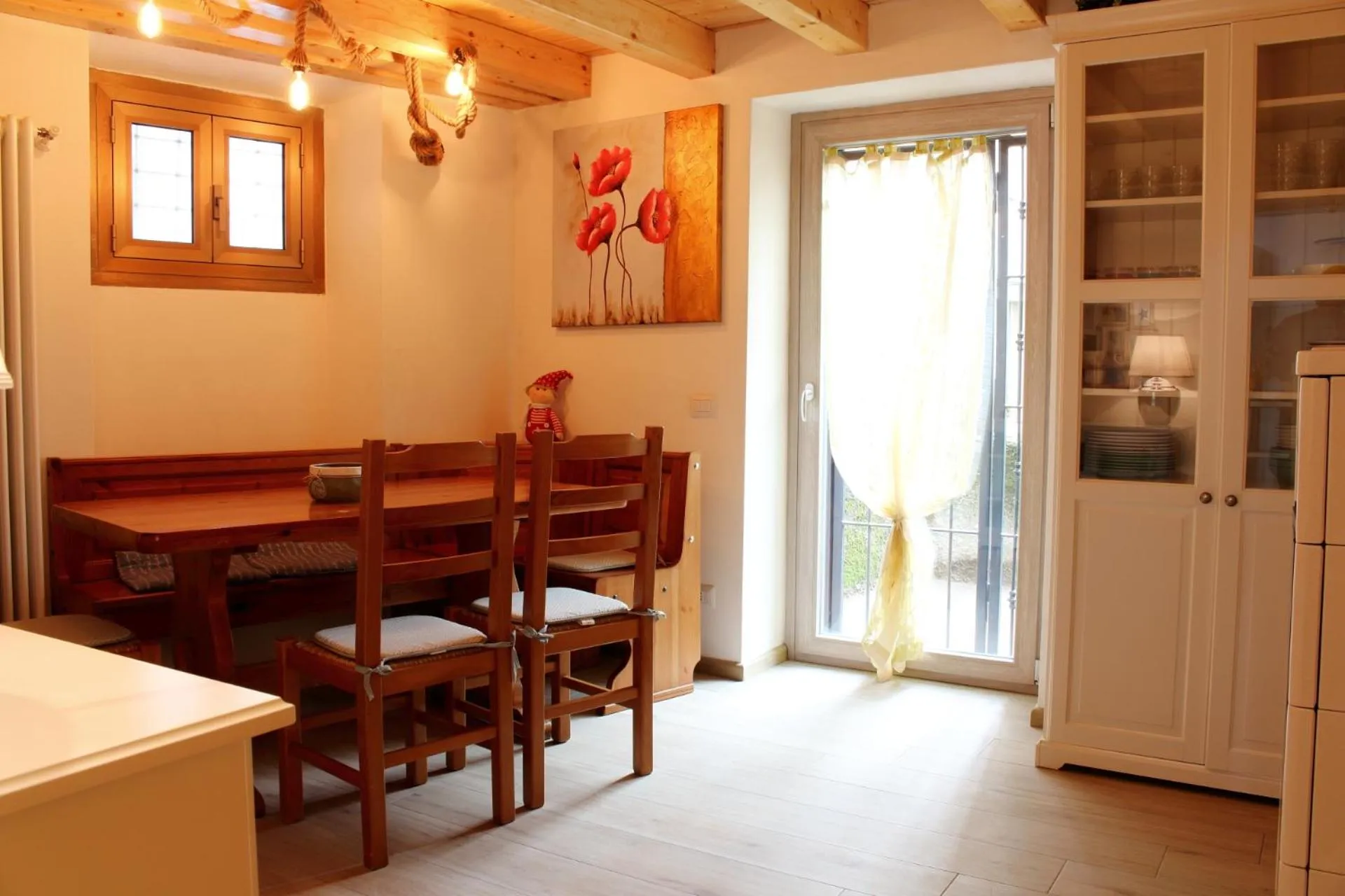 Dining area in LA MAGNOLIA Guests House