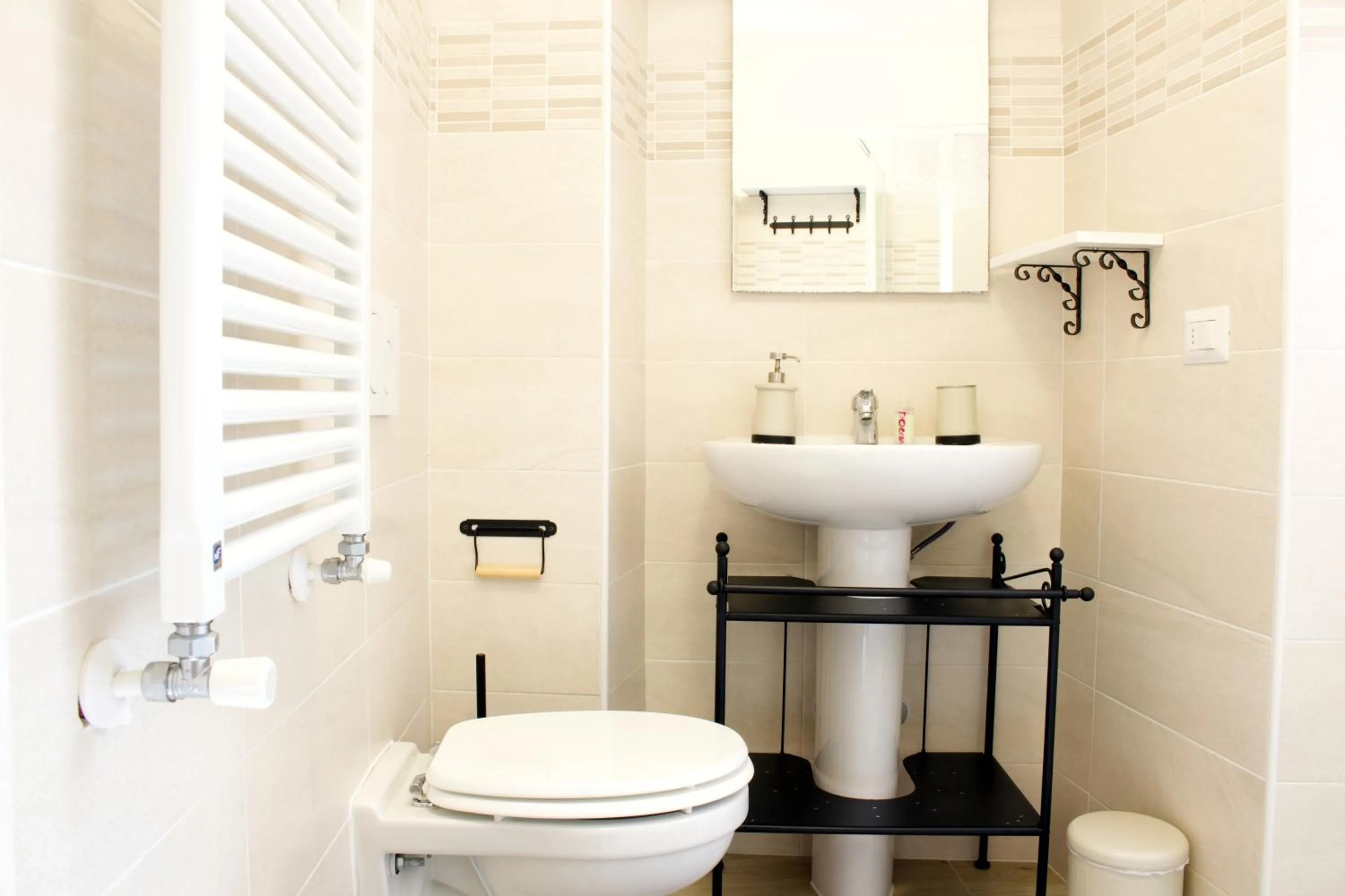 Bathroom in LA MAGNOLIA Guests House