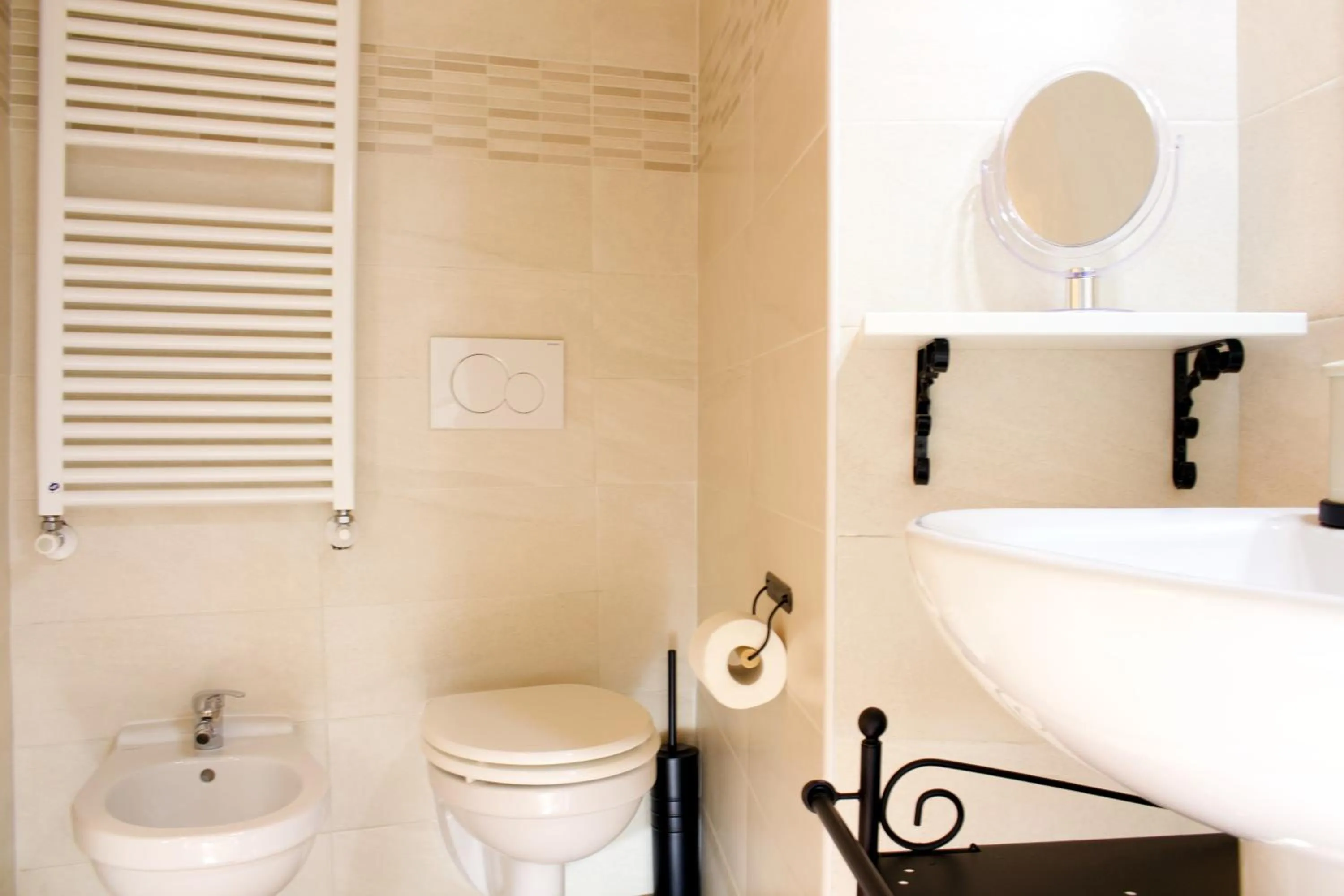 Bathroom in LA MAGNOLIA Guests House