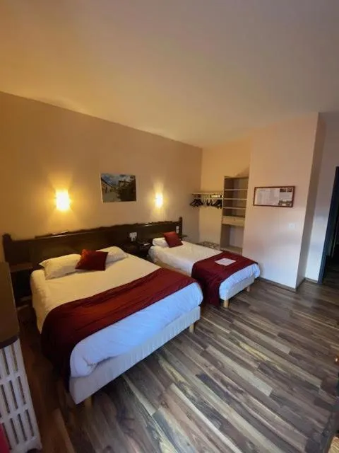 Bedroom, Bed in Logis Hôtel Restaurant de la Poste