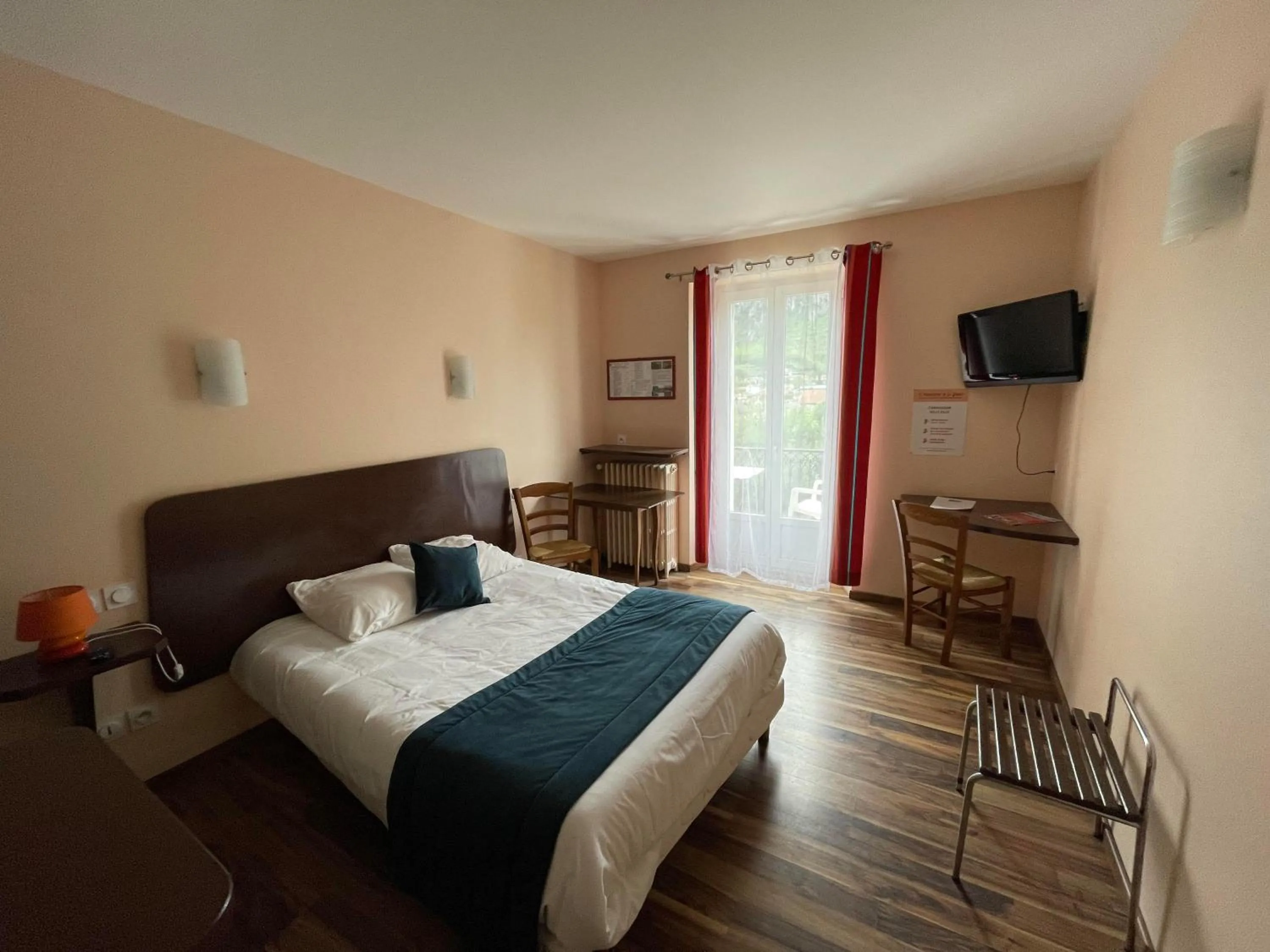 Bedroom, Bed in Logis Hôtel Restaurant de la Poste