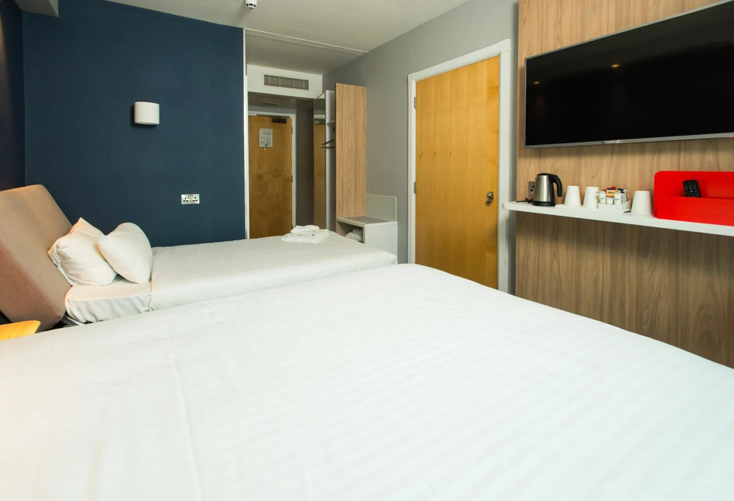 Photo of the whole room, Bed in Holiday Inn Express Ramsgate – Minster by IHG