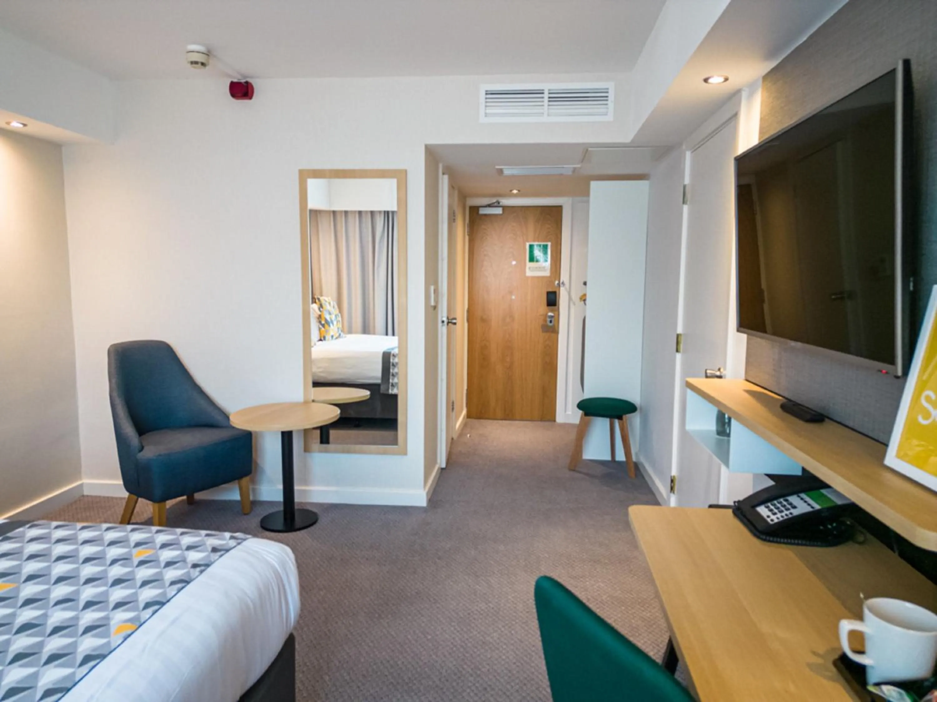 Photo of the whole room, Bed in Holiday Inn Mansfield Alfreton M1 Jct 28 by IHG