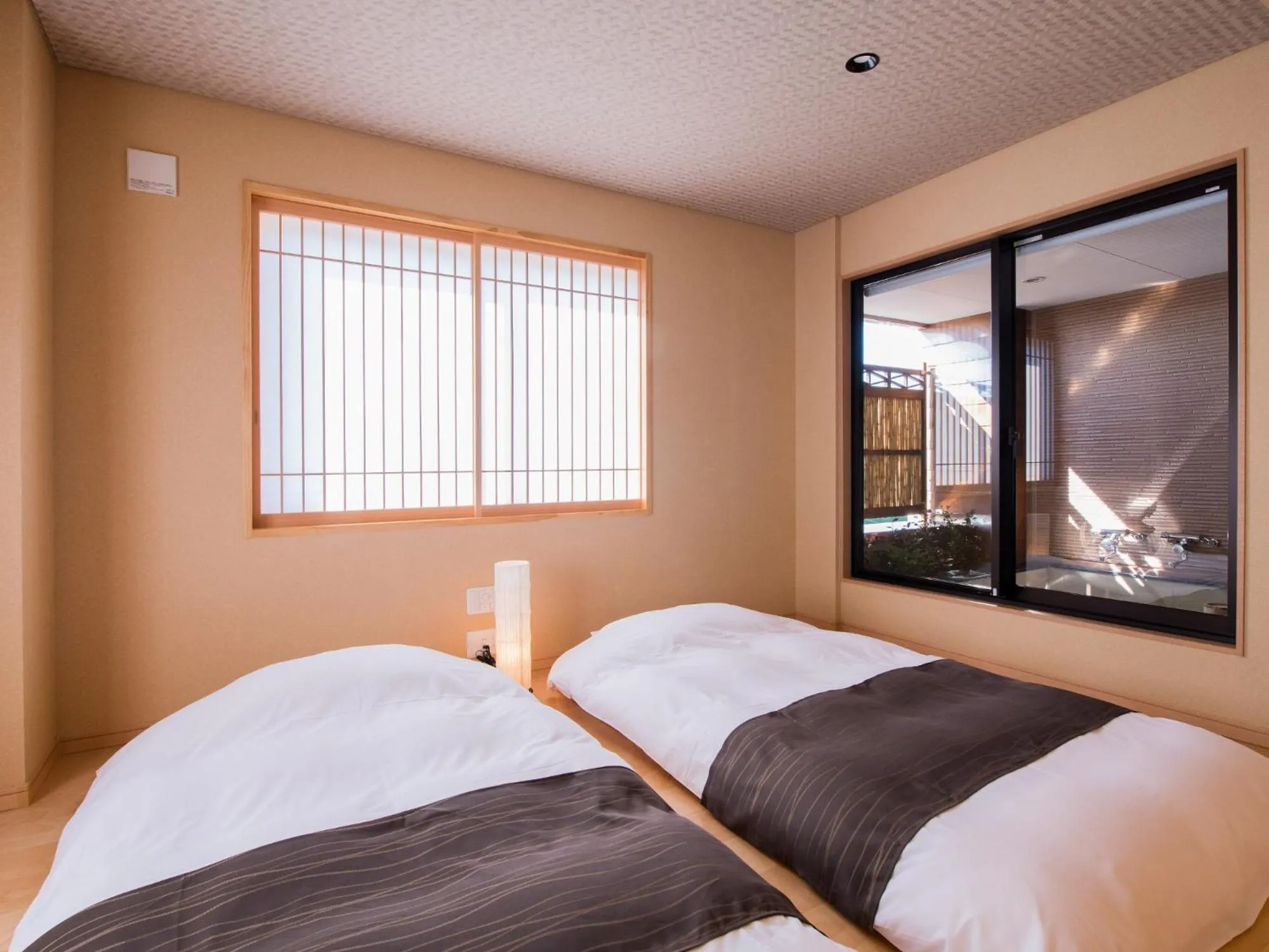 Photo of the whole room, Bed in Dogo Onsen Yachiyo 道後温泉八千代