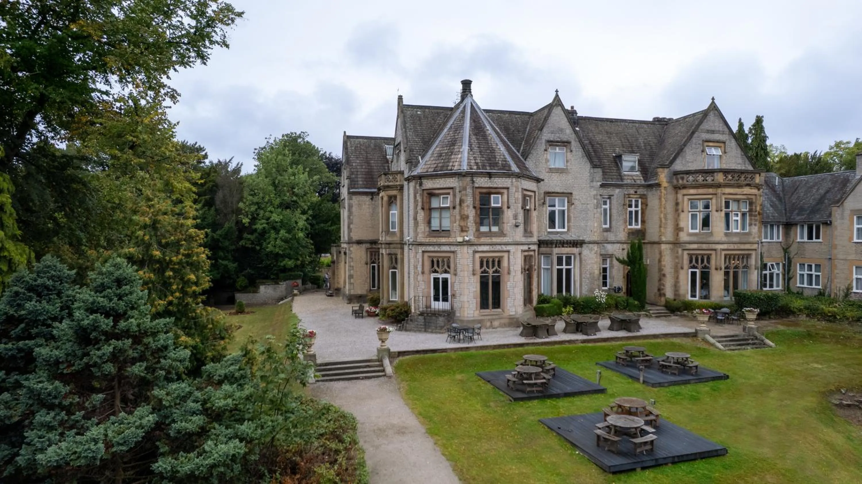 Property building in Mercure Sheffield Kenwood Hall & Spa
