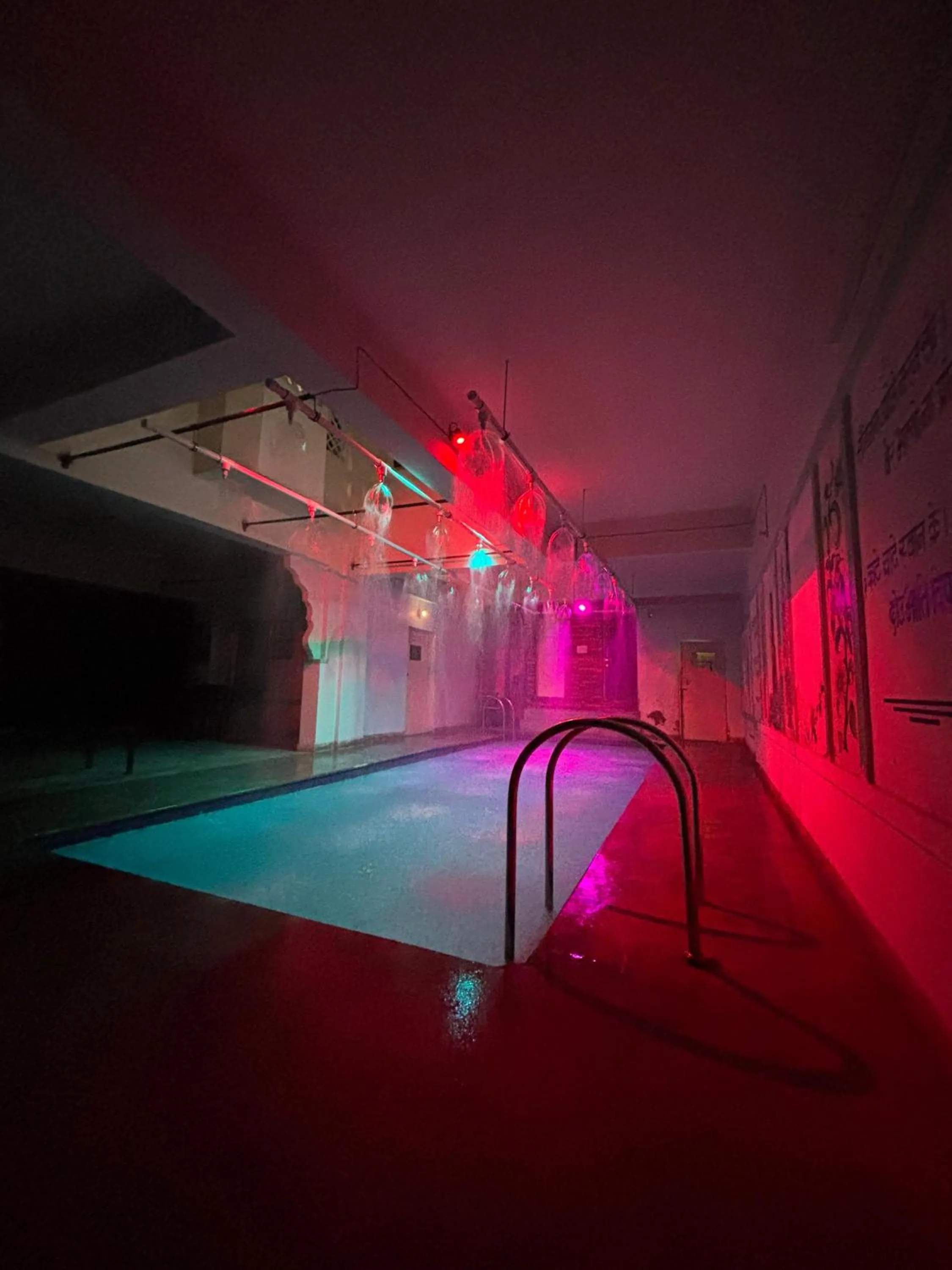 Swimming pool in Rani Mahal Hotel