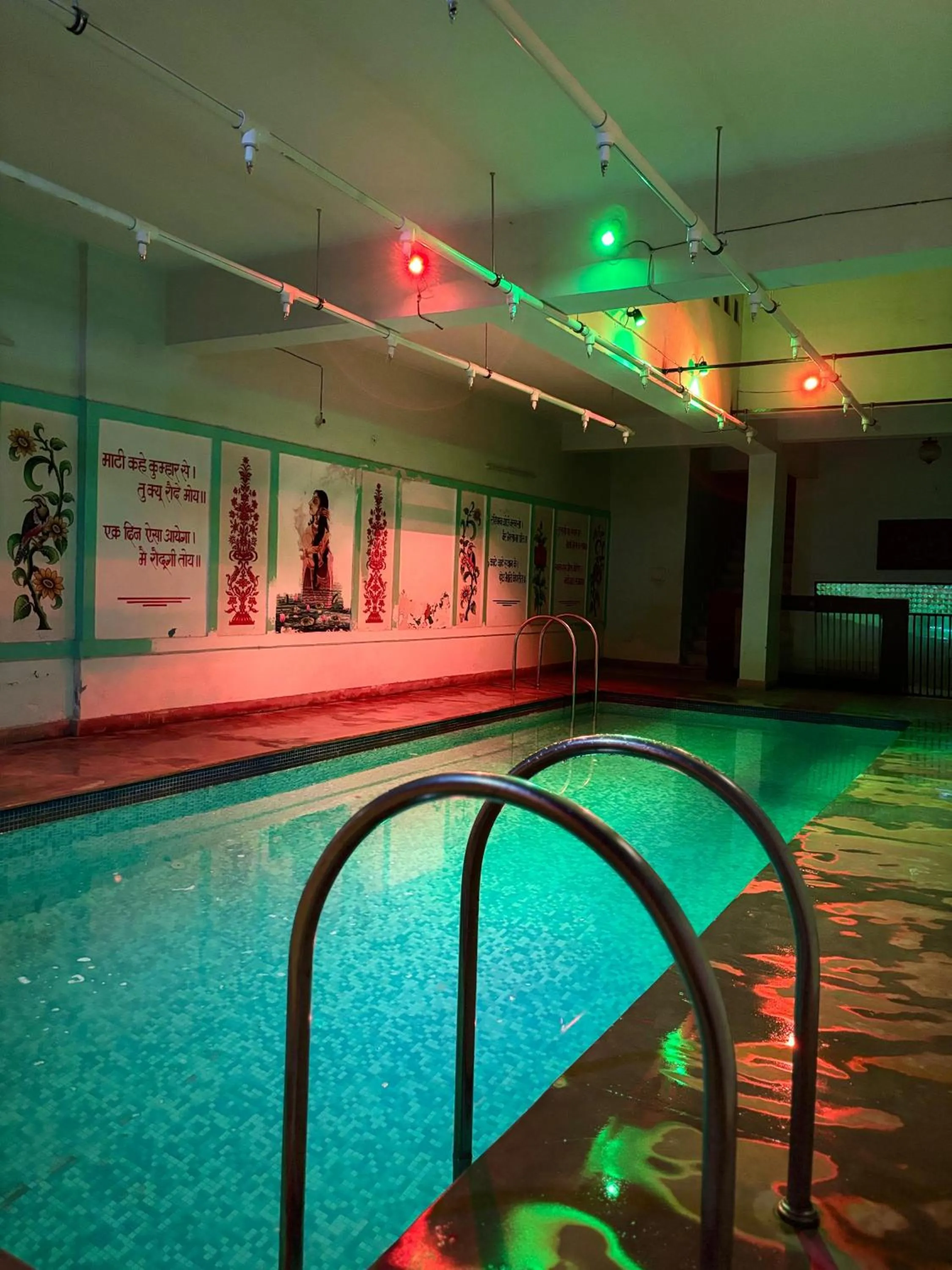 Swimming pool in Rani Mahal Hotel