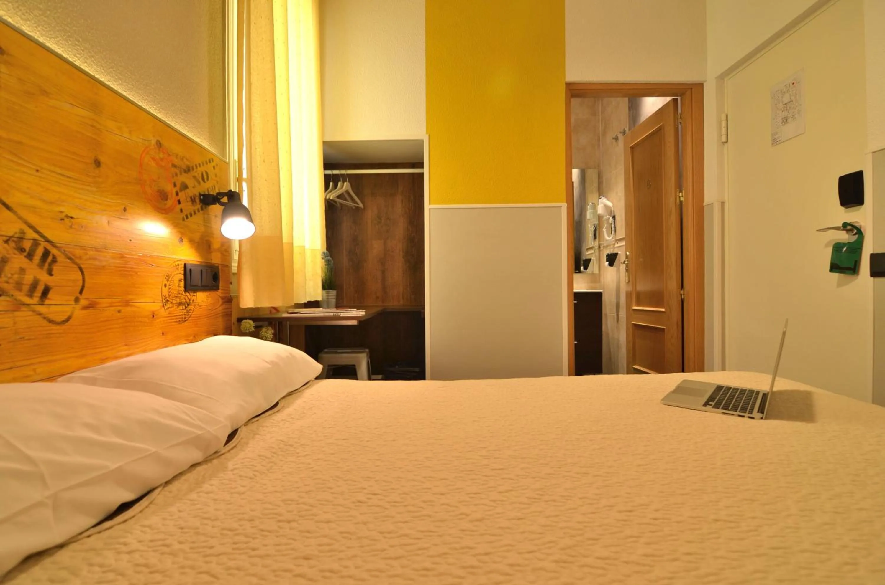 Bedroom, Bed in Far Home Atocha