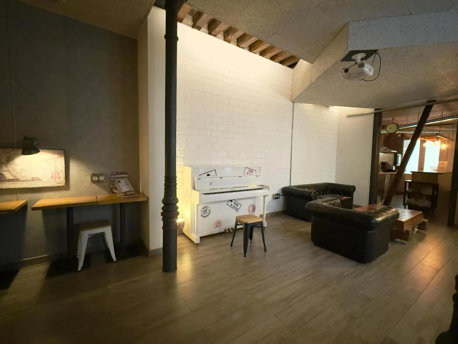 Seating area in Far Home Atocha