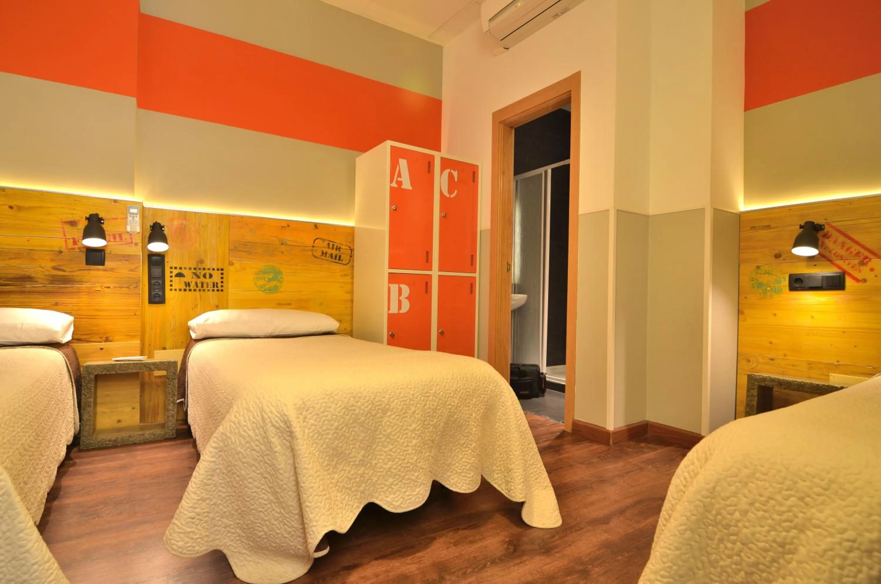 Bathroom, Bed in Far Home Atocha