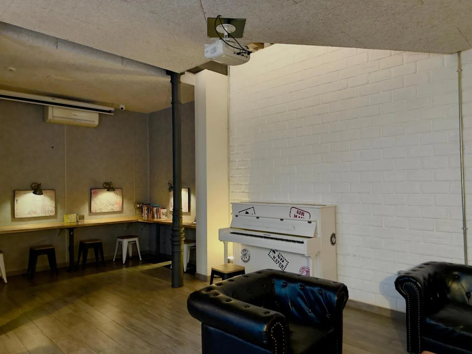 Seating area in Far Home Atocha