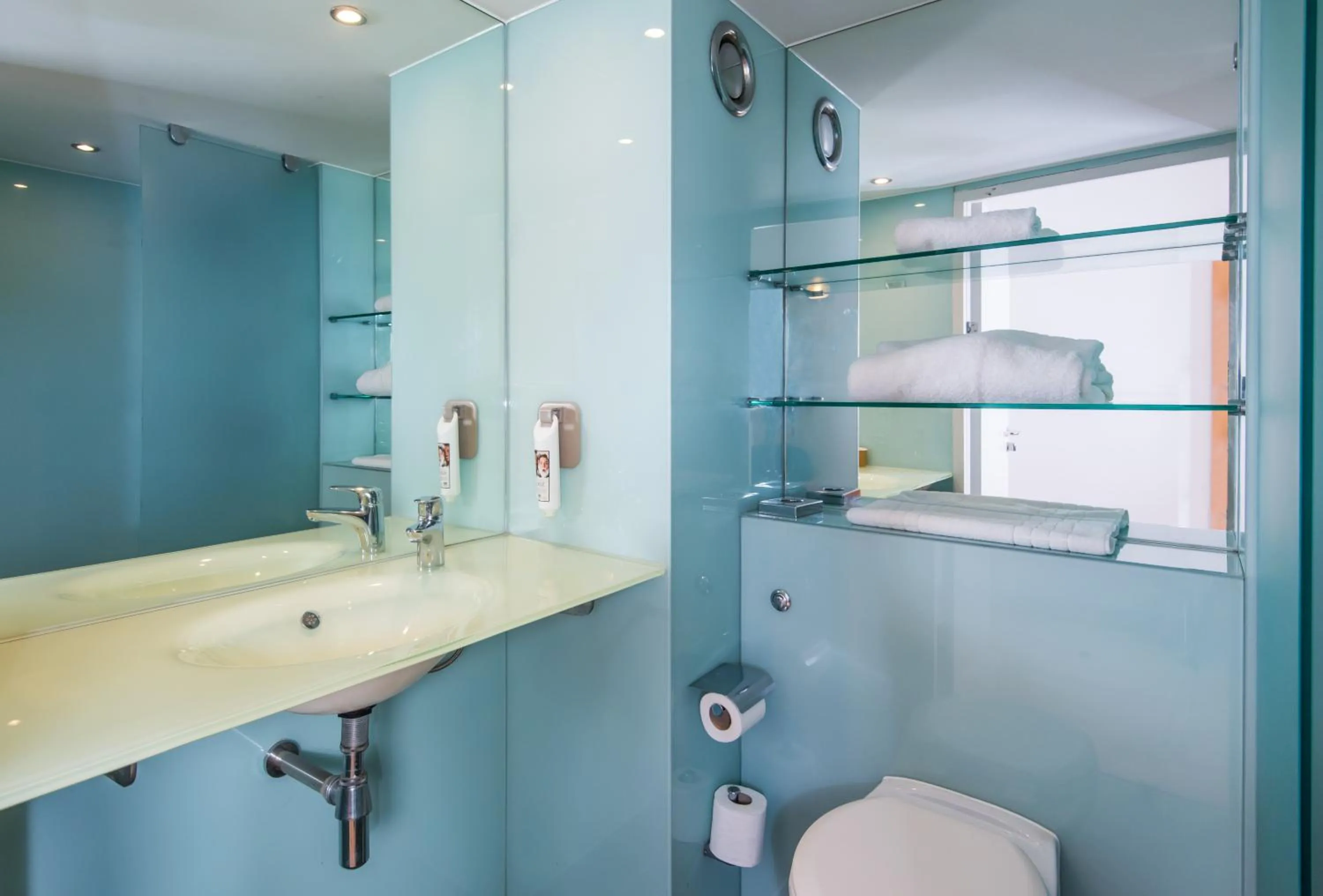 Bathroom in ibis Styles Haydock