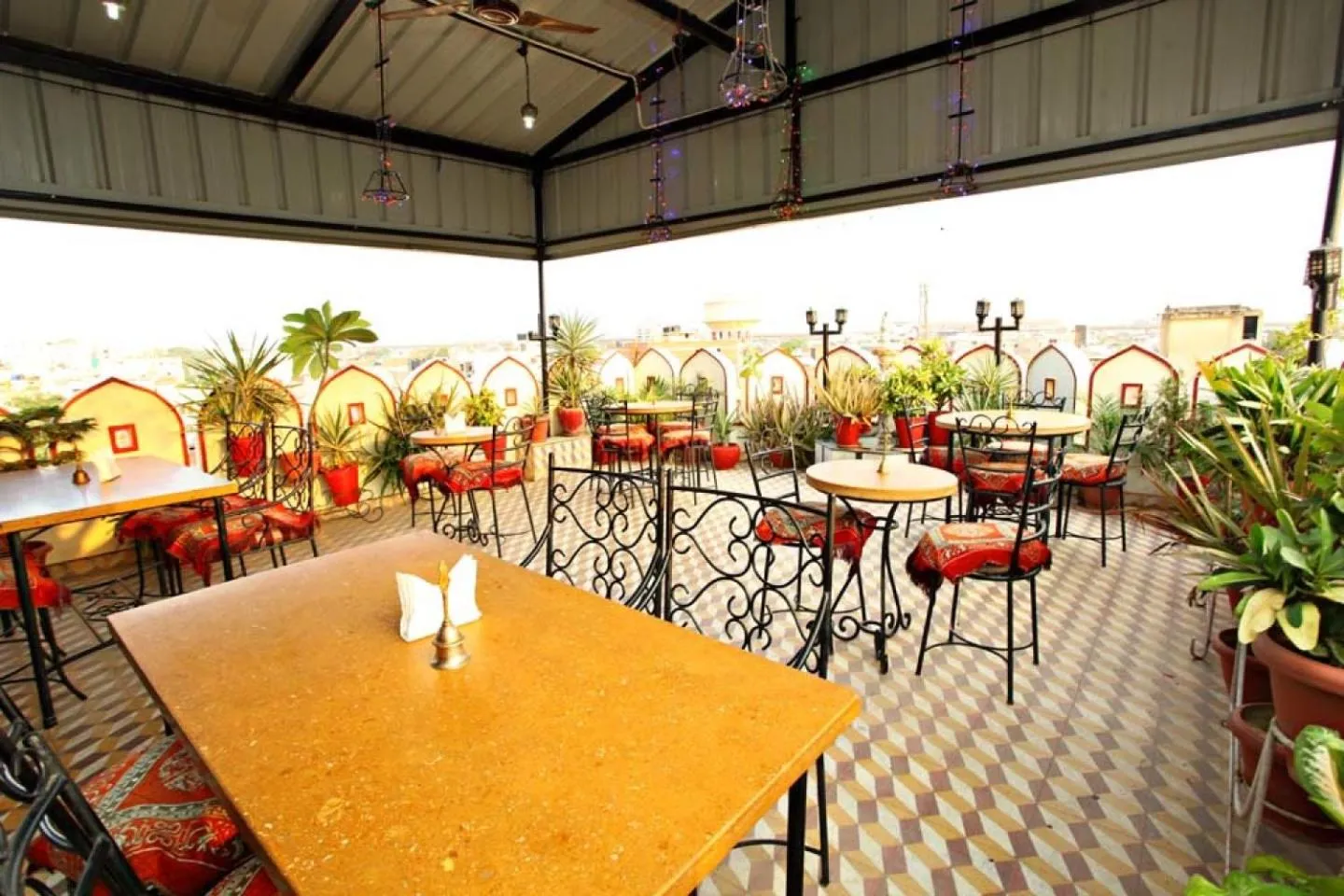 Restaurant/places to eat in Hotel Moon Light Palace