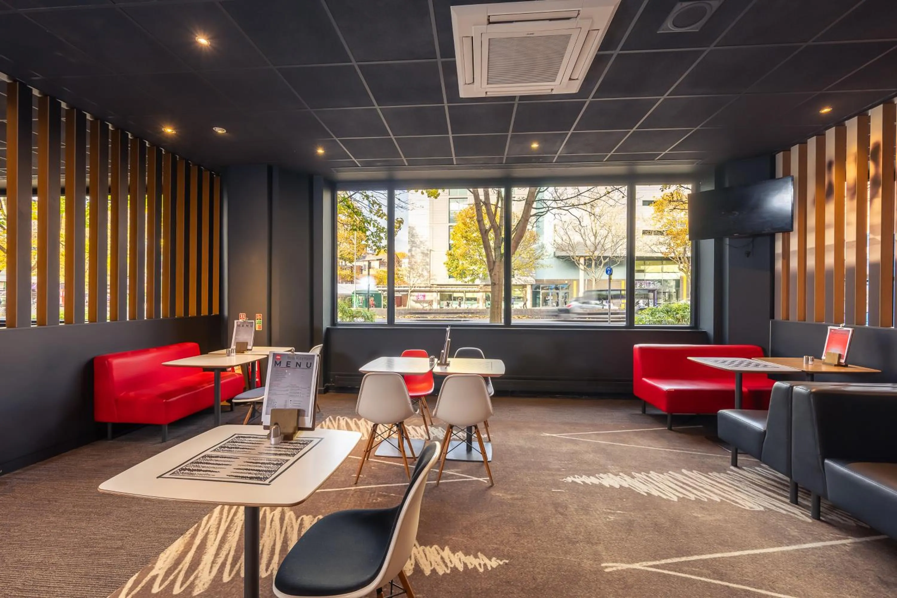 Restaurant/places to eat in ibis Portsmouth