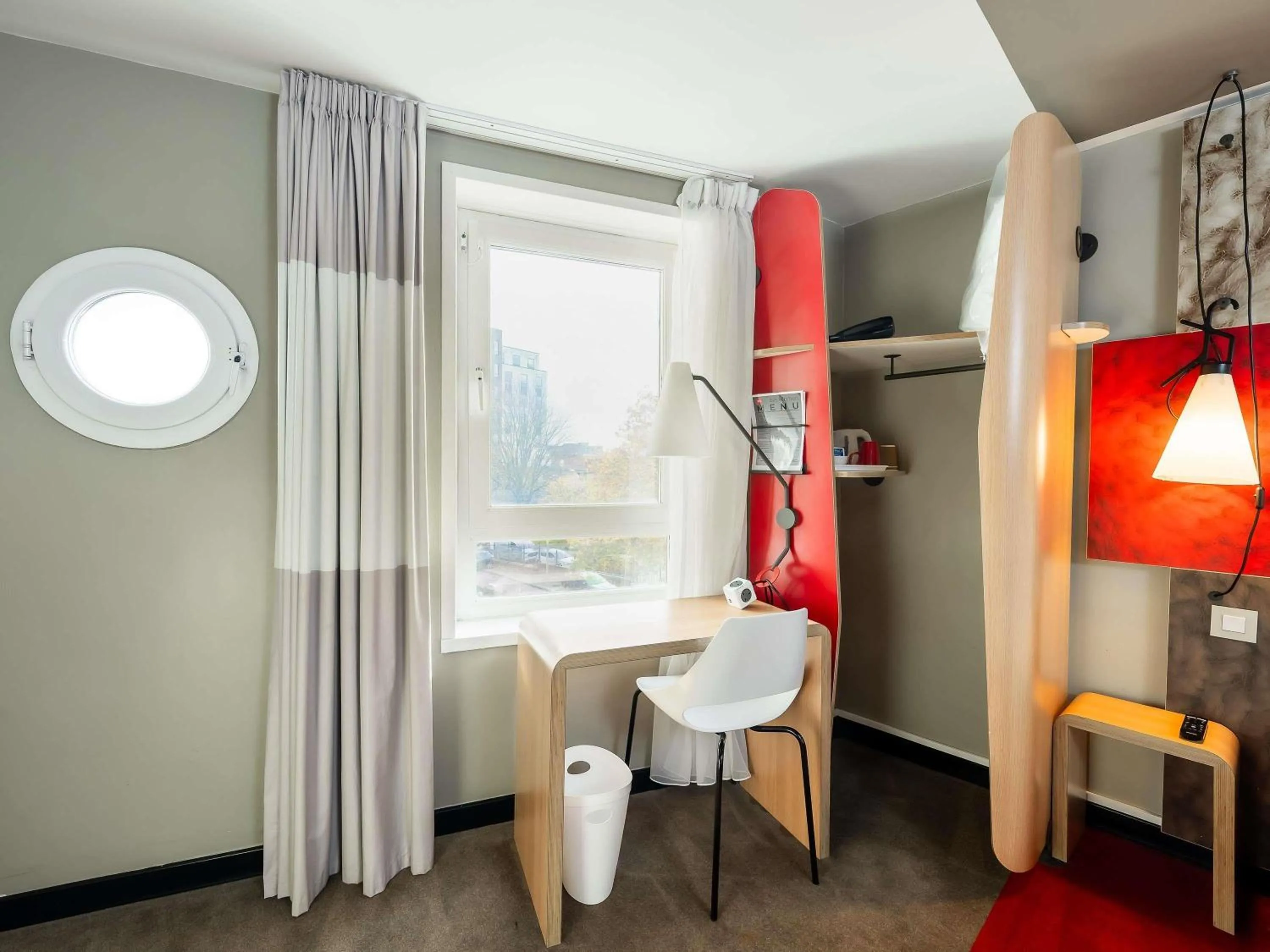 Bedroom in ibis Portsmouth