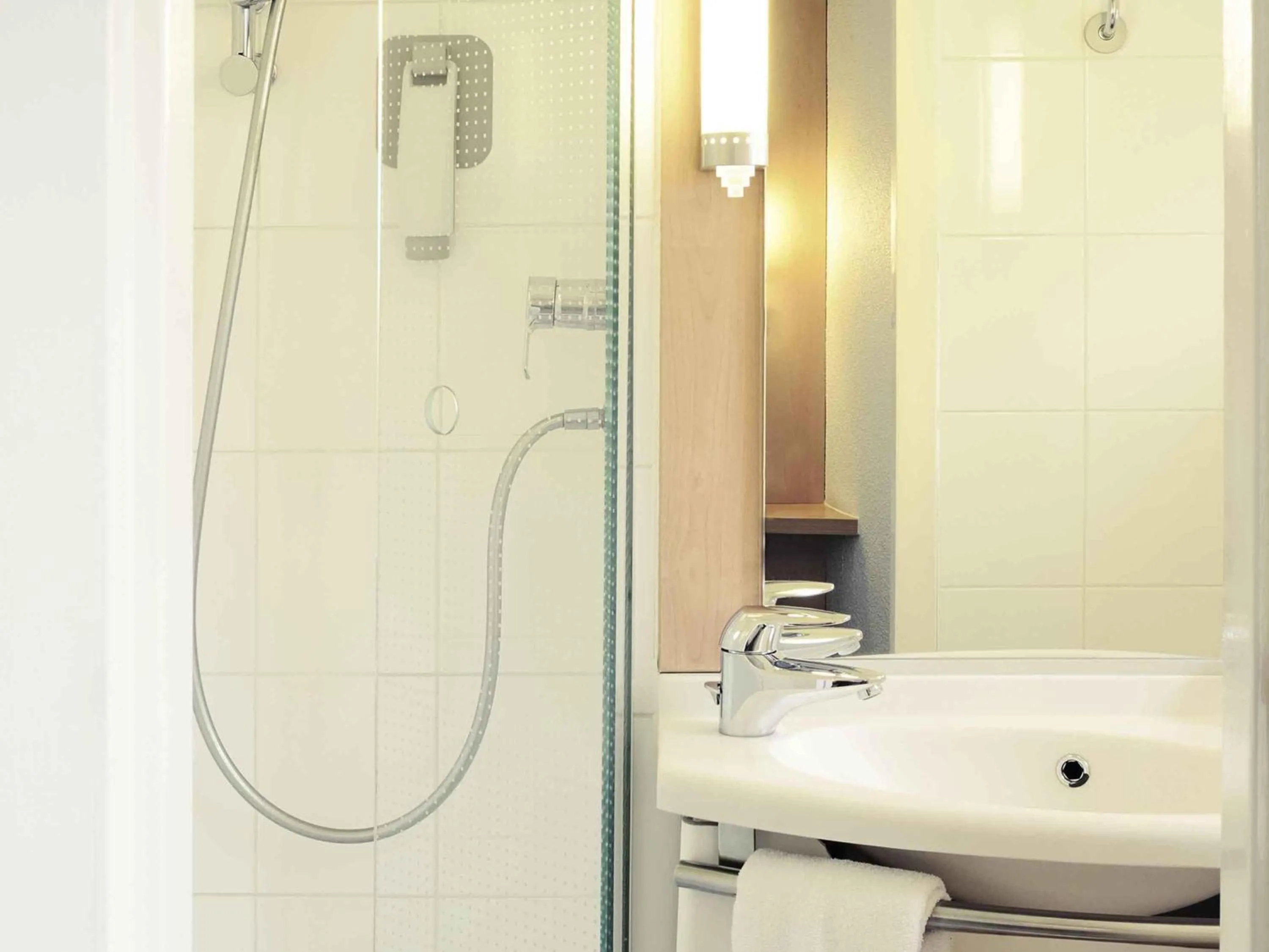 Bedroom in ibis Portsmouth