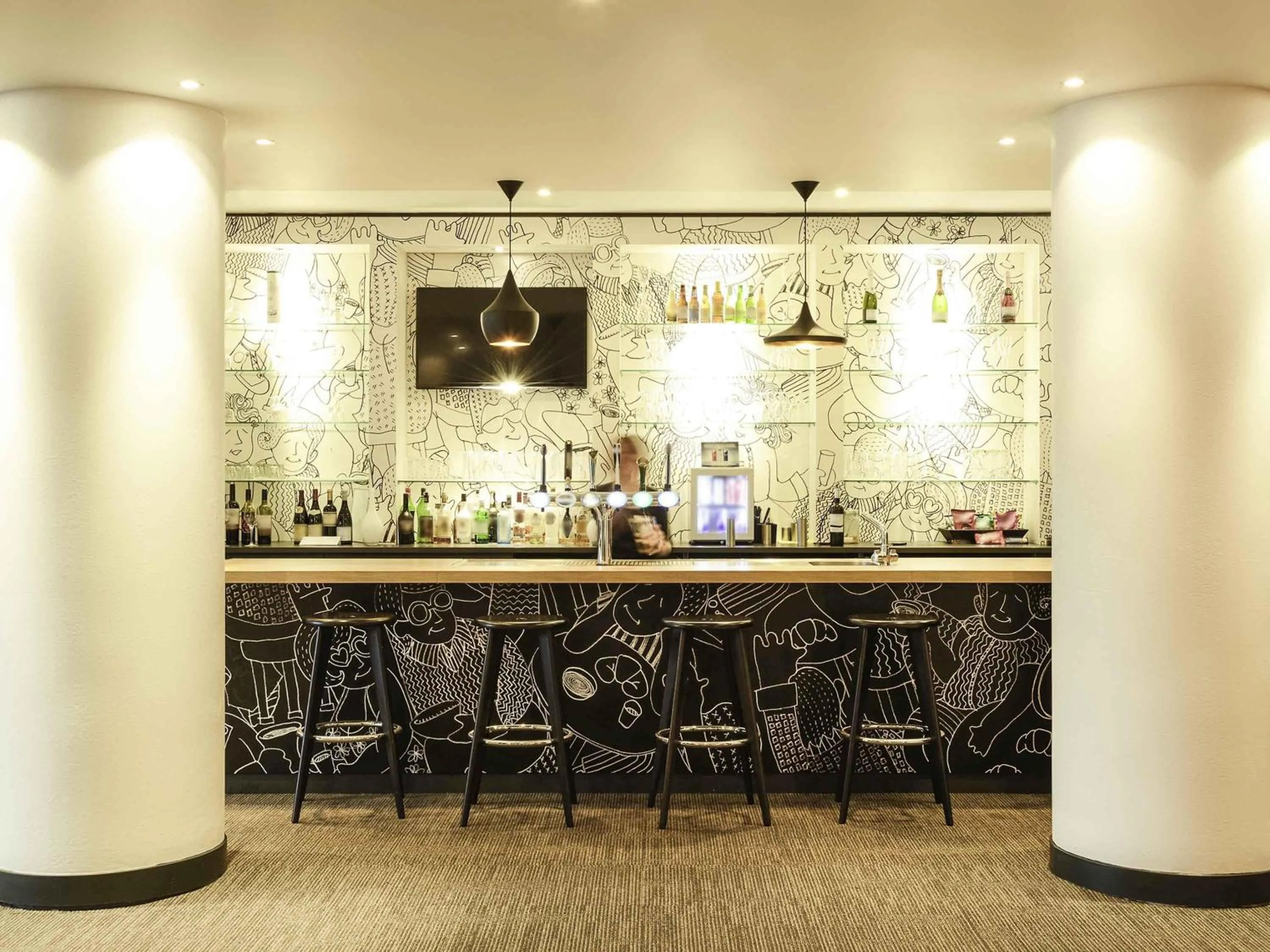 Lounge or bar in ibis Portsmouth