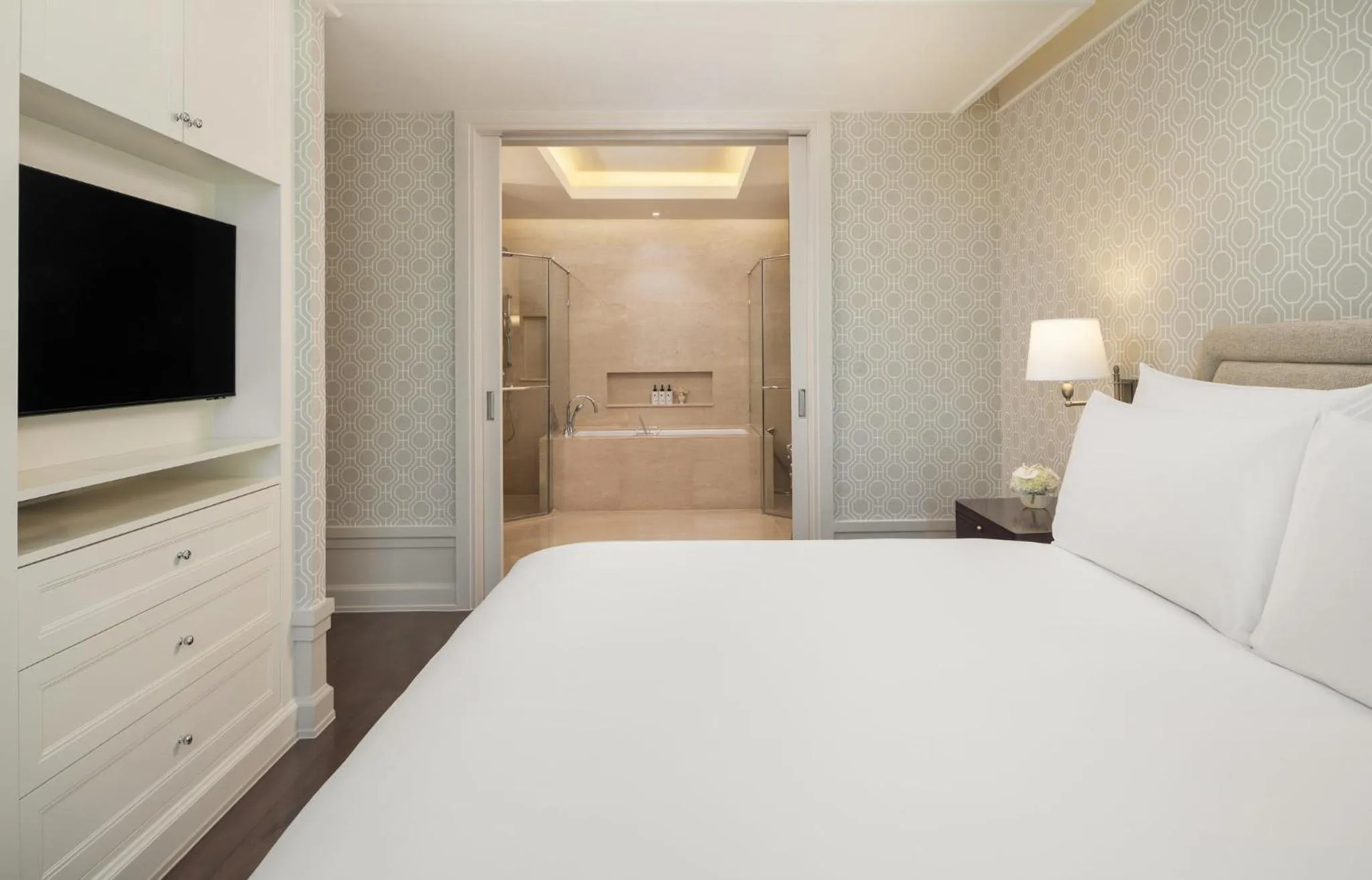 Photo of the whole room, Bed in Oriental Residence Bangkok