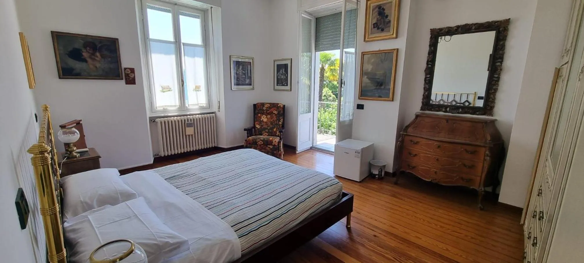 Photo of the whole room, Bed in Rainbow Relais