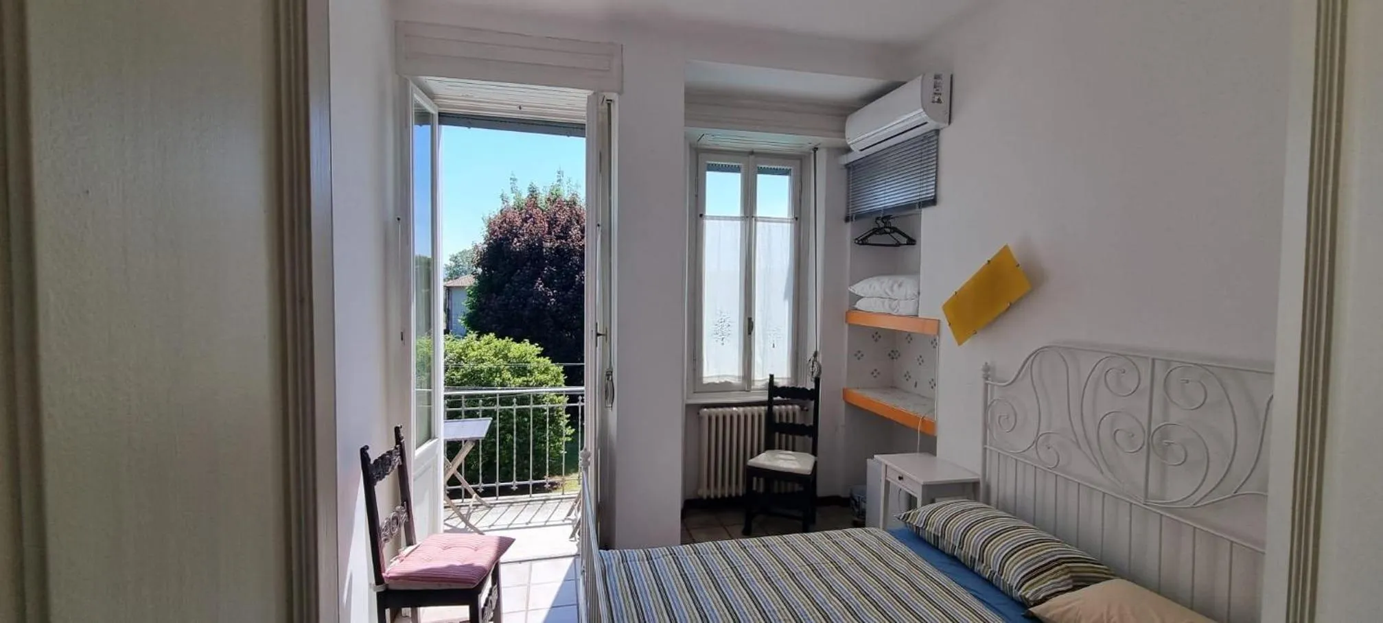 Photo of the whole room, Bed in Rainbow Relais