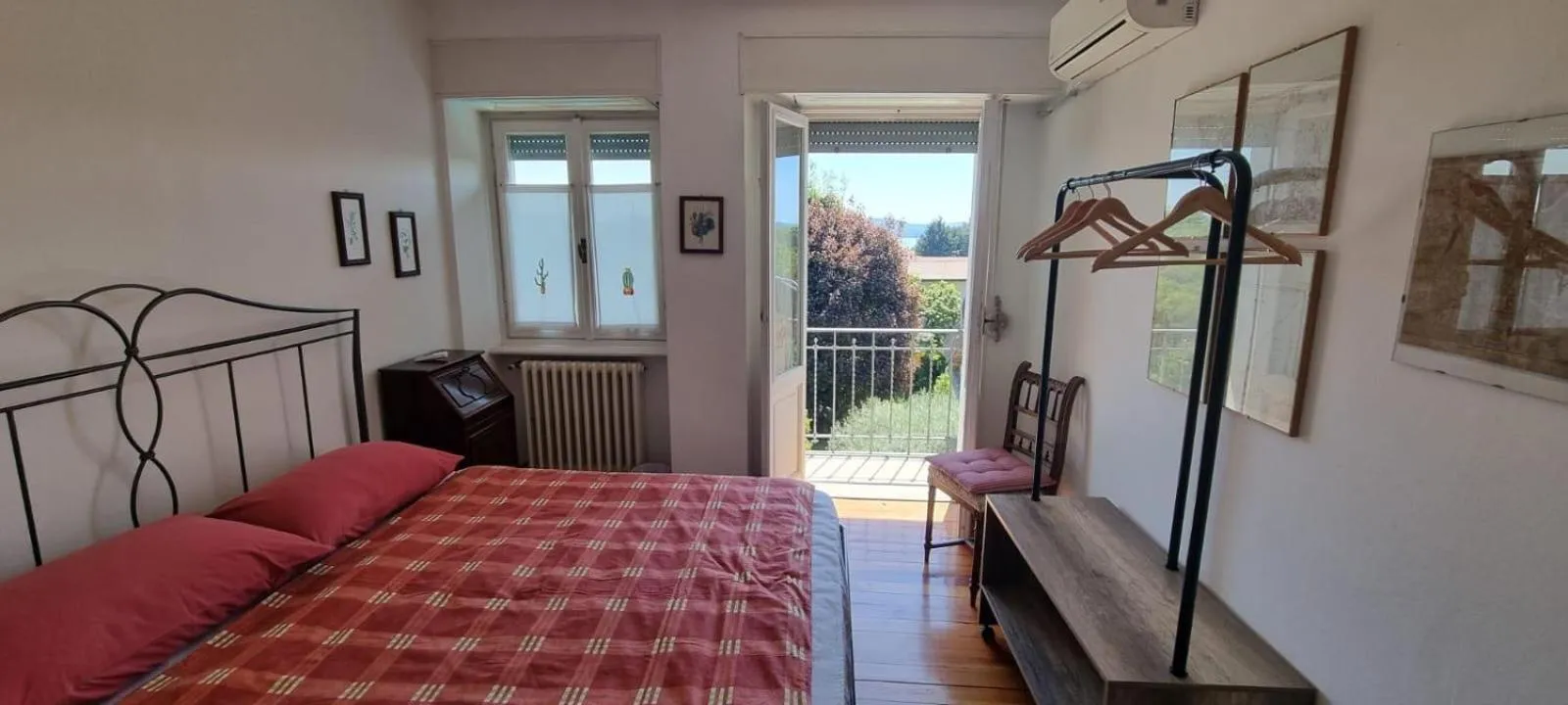 Photo of the whole room, Bed in Rainbow Relais