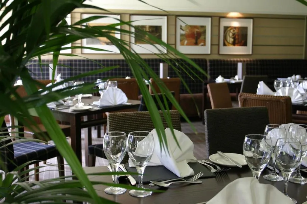 Restaurant/places to eat in Eight Acres Hotel