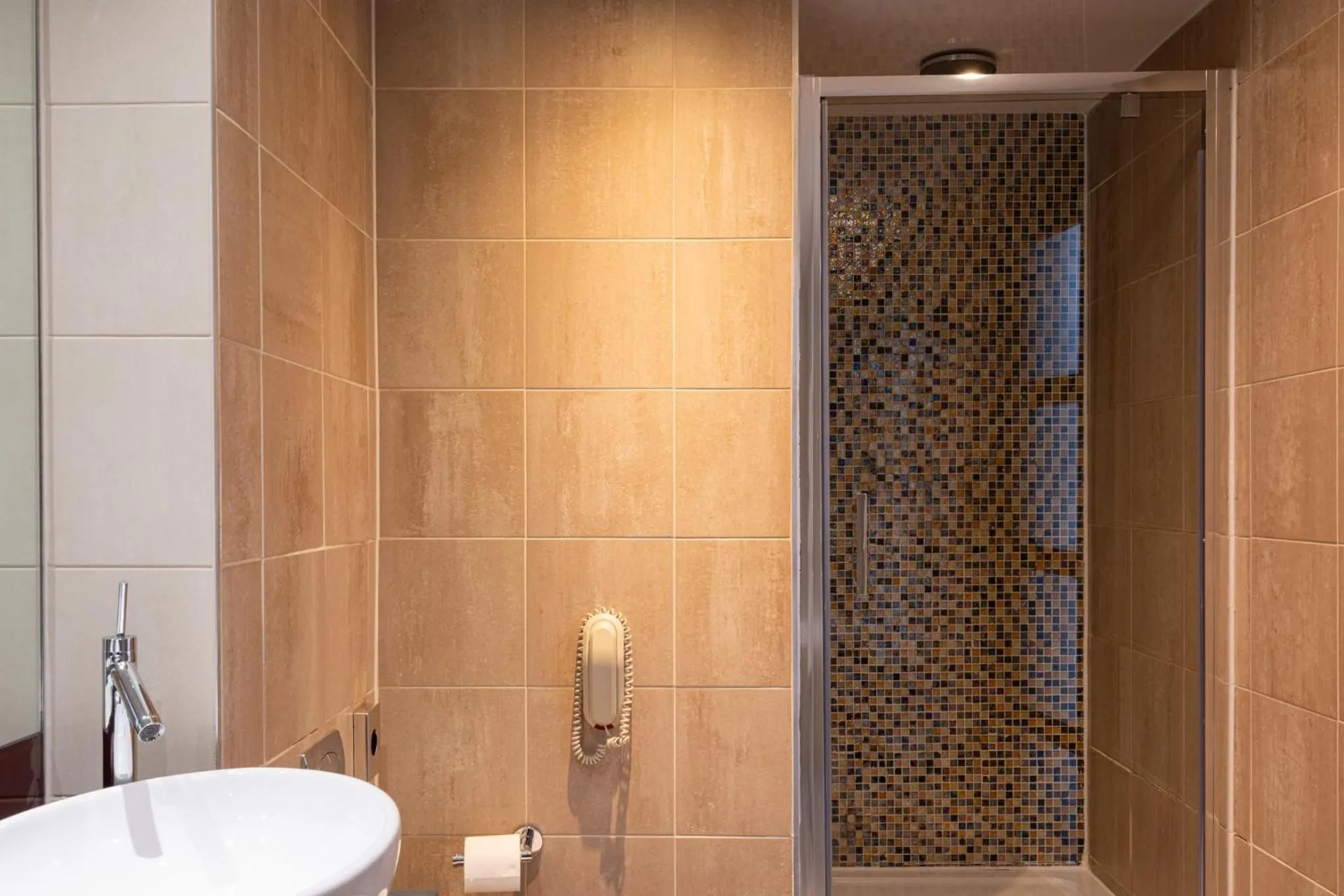 Bathroom in The Manchester Deansgate Hotel, by IHG