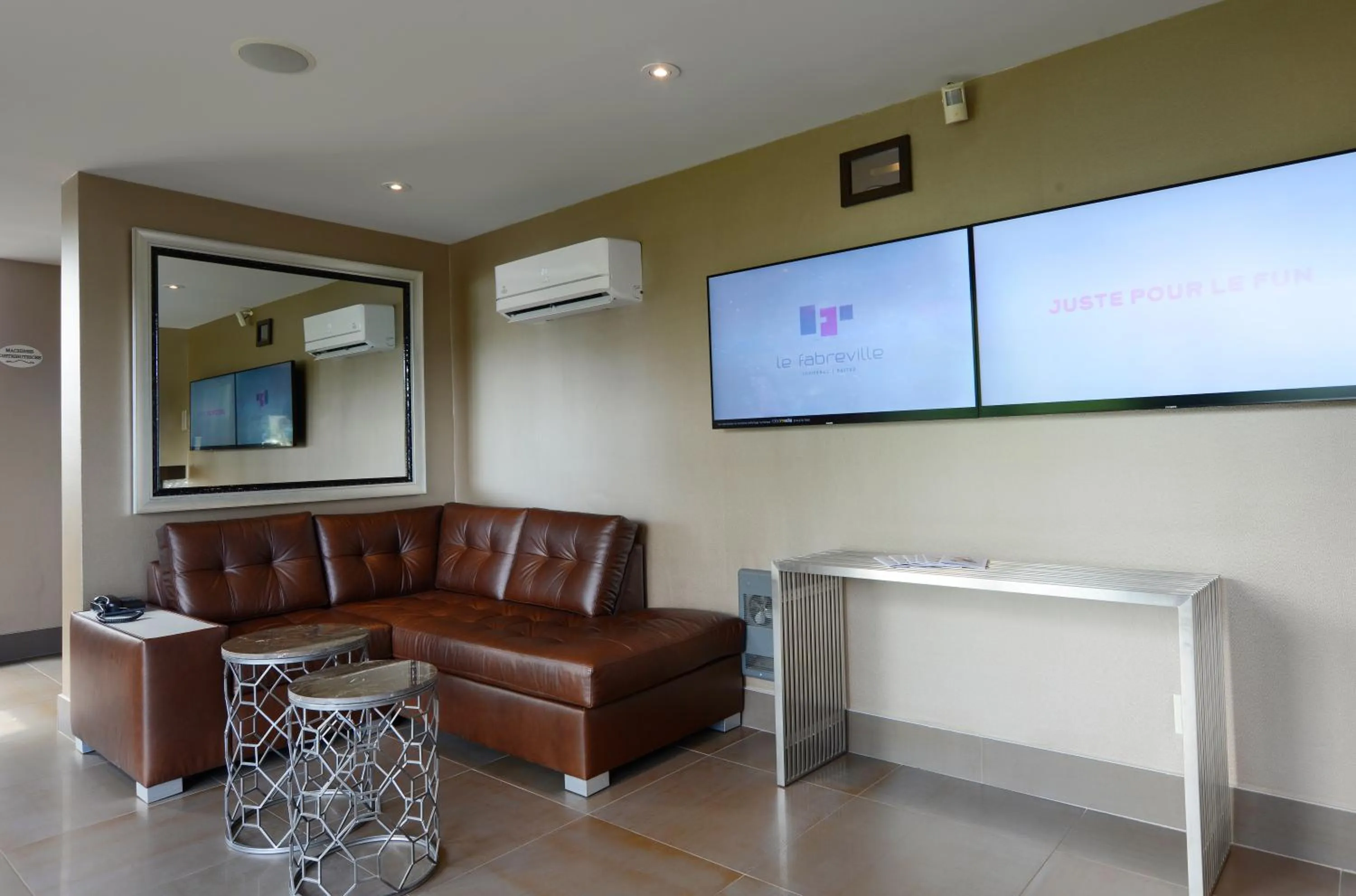 Lobby or reception in Le Fabreville Motel & Suites
