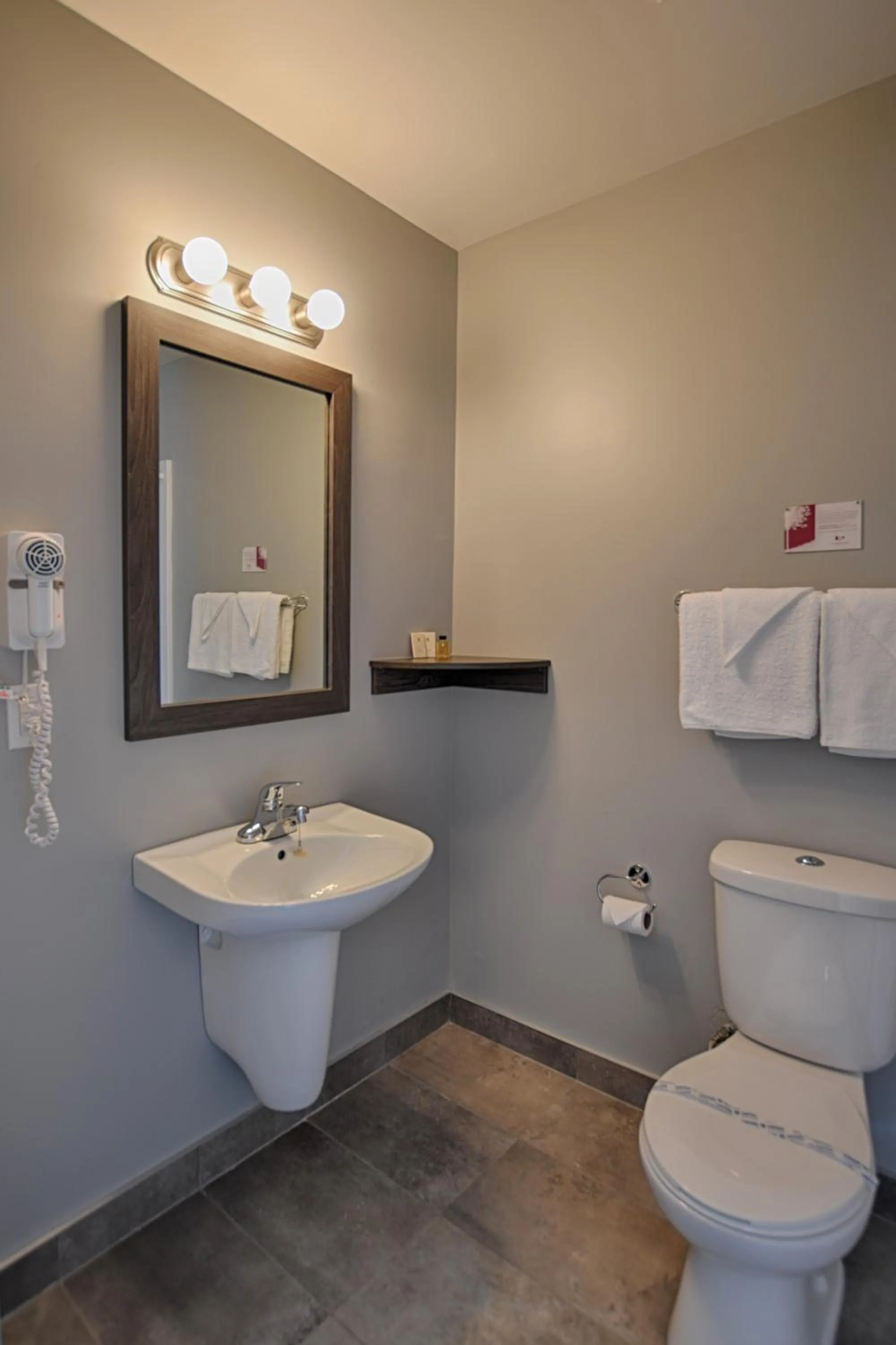 Toilet in Le Fabreville Motel & Suites