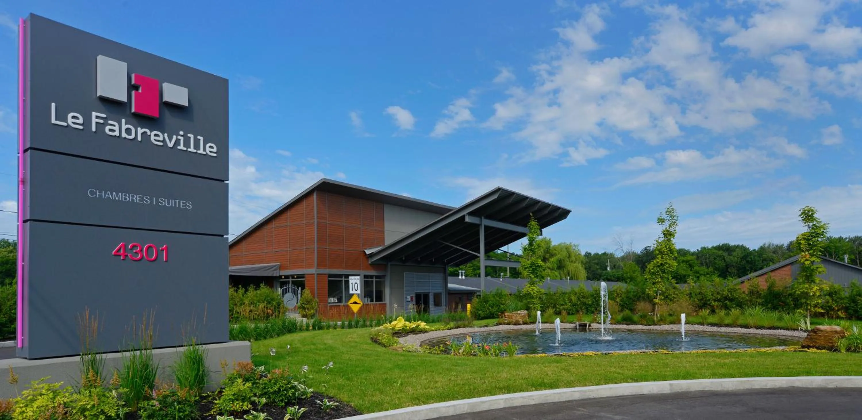 Property building in Le Fabreville Motel & Suites