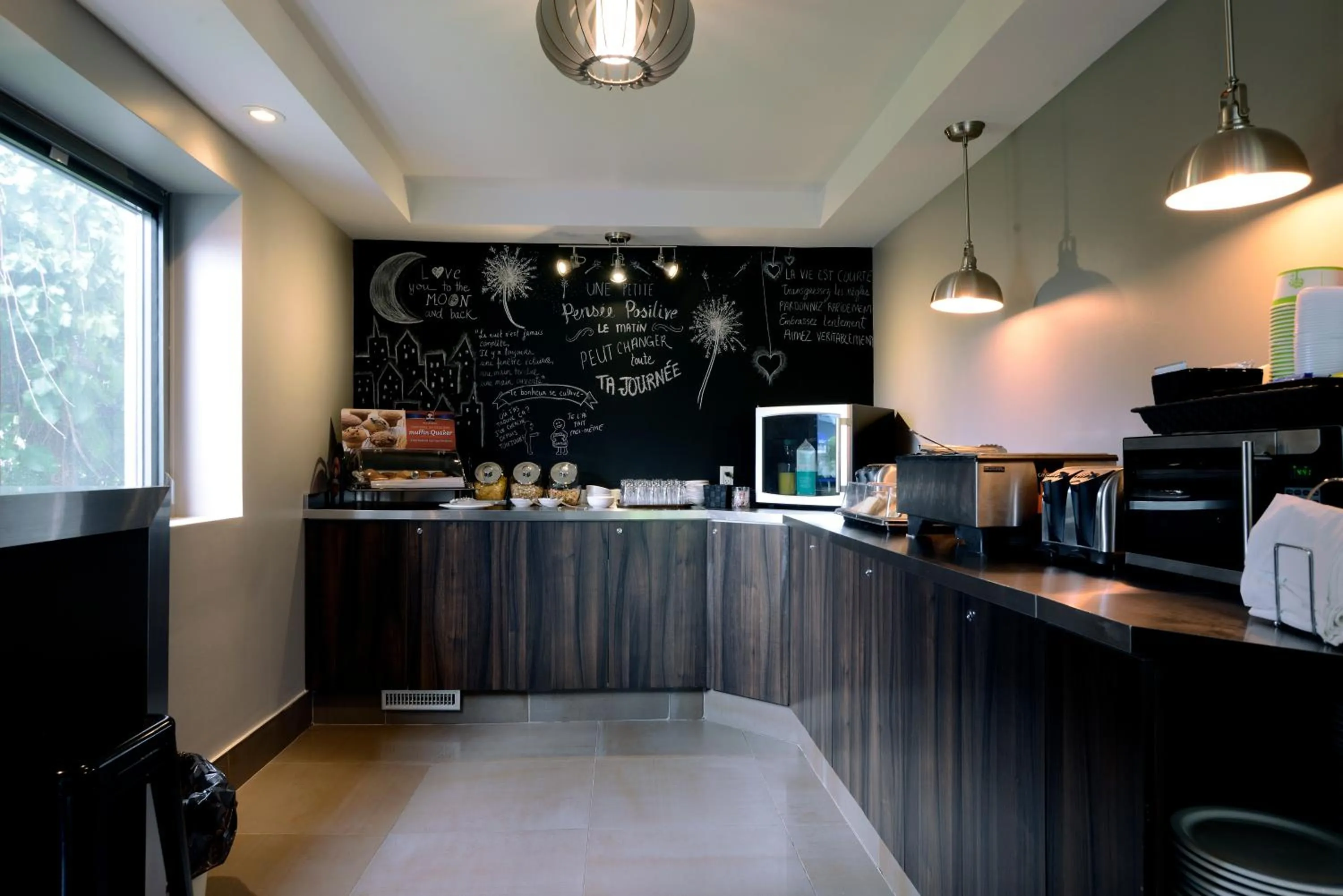 Continental breakfast in Le Fabreville Motel & Suites