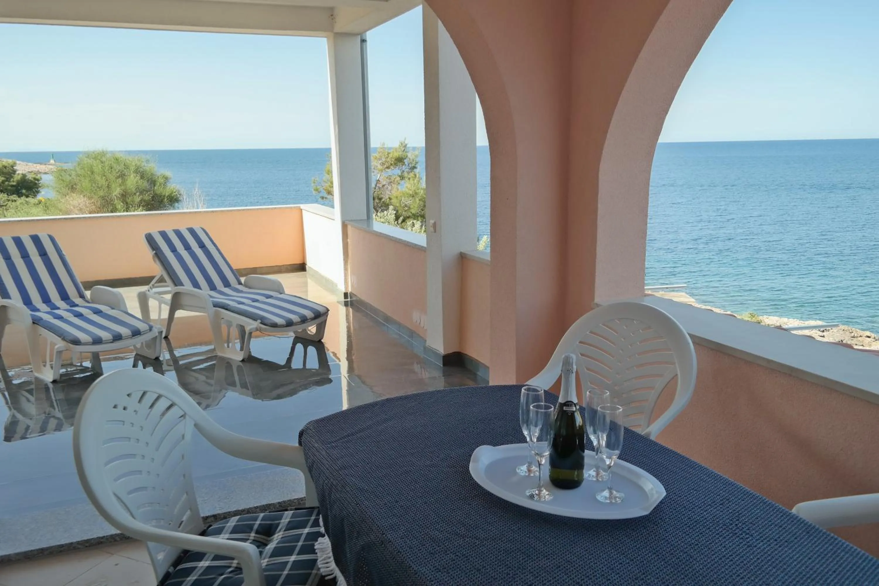 Sea view in Direkt am Meer-Apartments Puntaplanka