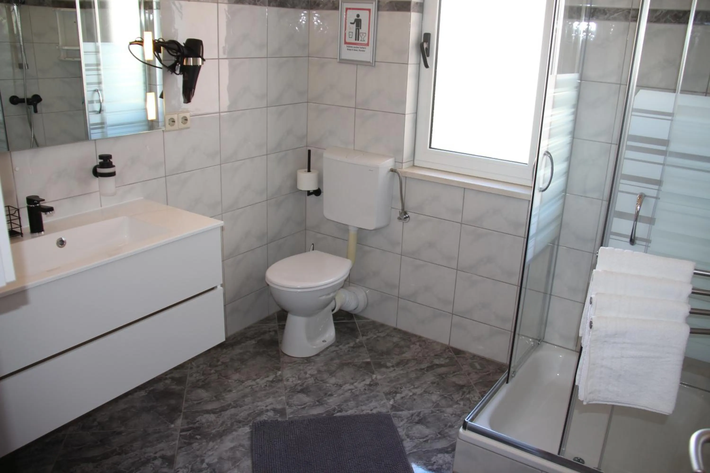 Bathroom in Direkt am Meer-Apartments Puntaplanka