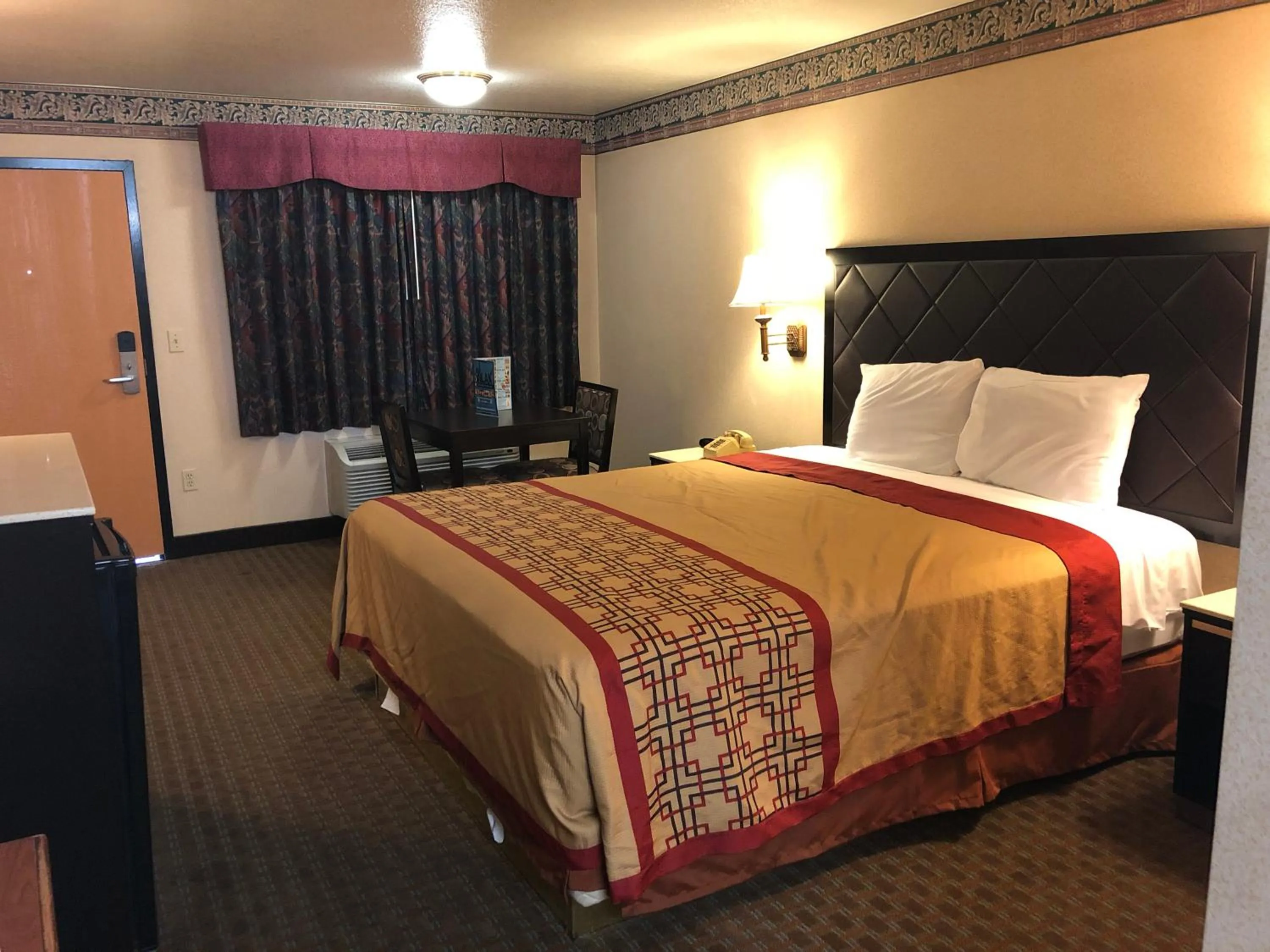 Photo of the whole room, Bed in La Mirage Inn LAX Airport