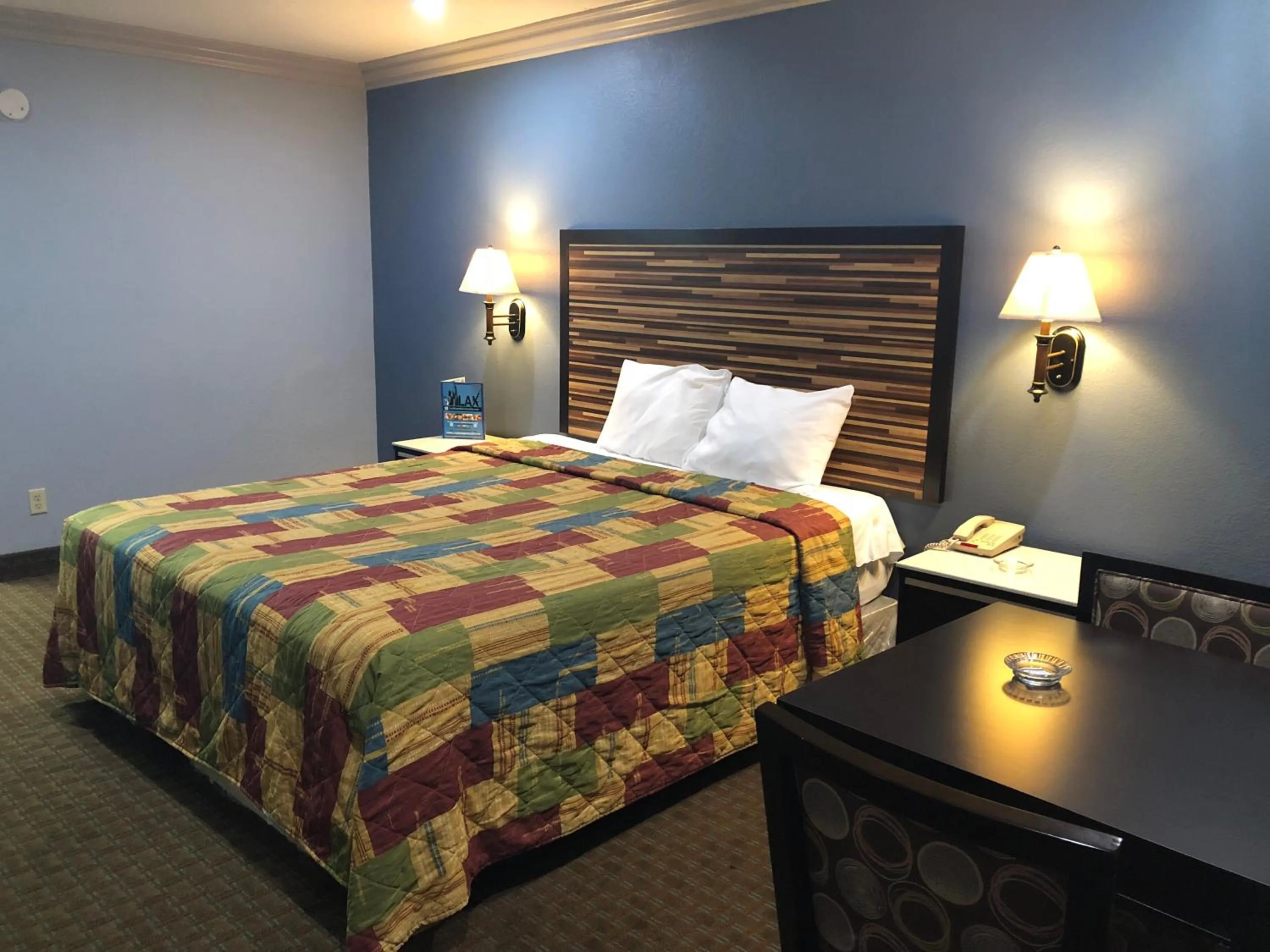 Photo of the whole room, Bed in La Mirage Inn LAX Airport