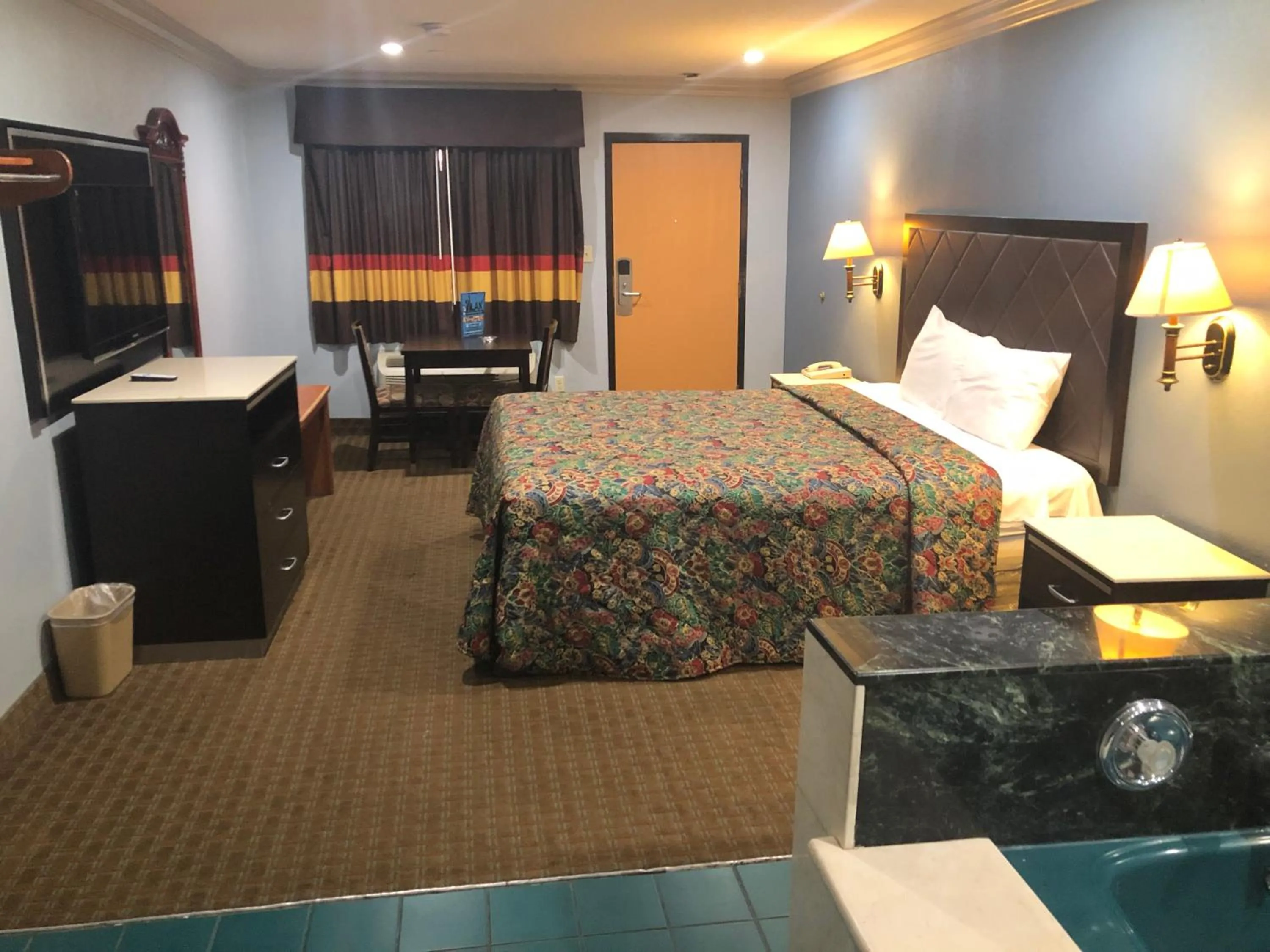 Hot Tub, Bed in La Mirage Inn LAX Airport