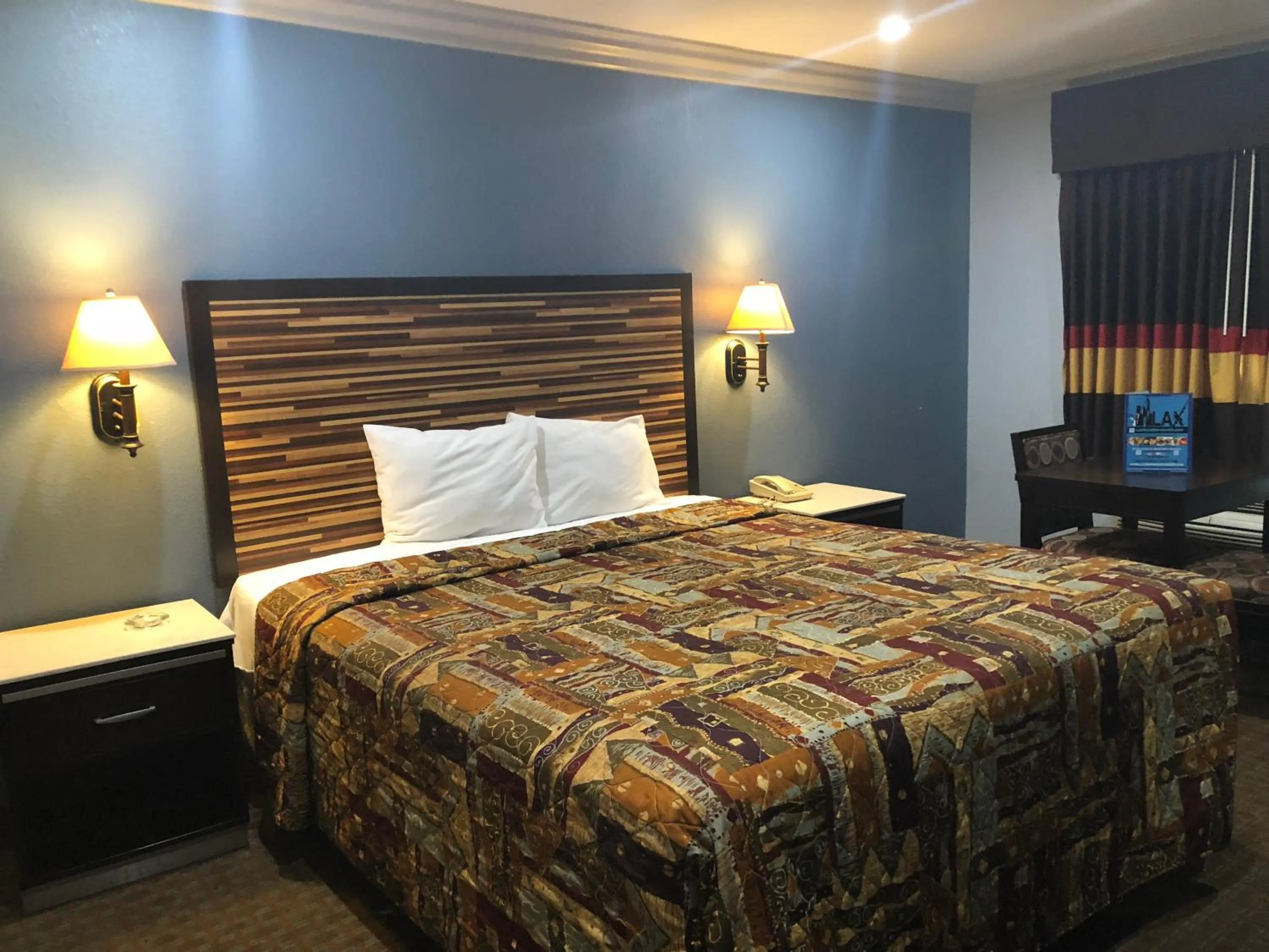 Photo of the whole room, Bed in La Mirage Inn LAX Airport