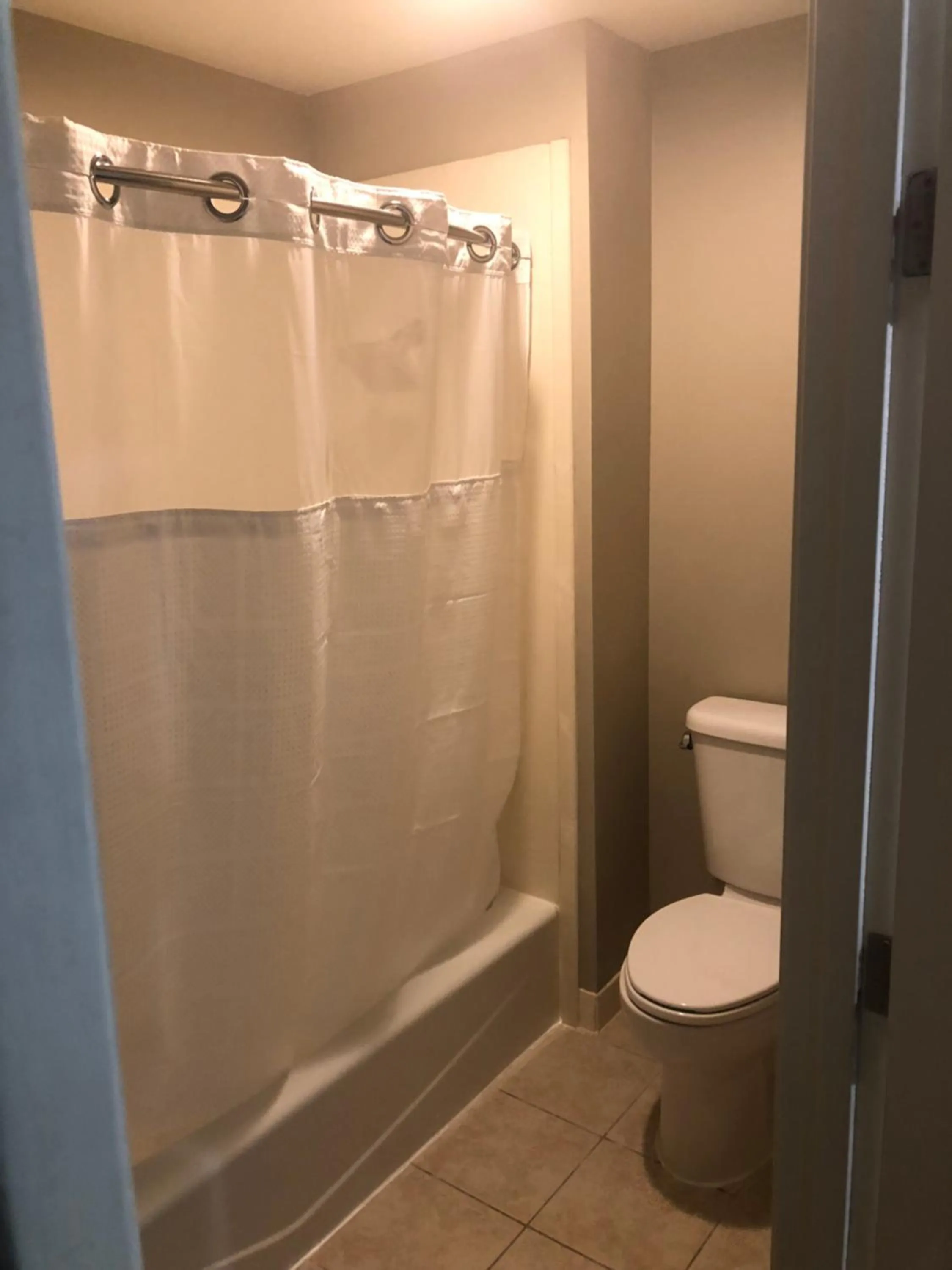 Shower in La Mirage Inn LAX Airport