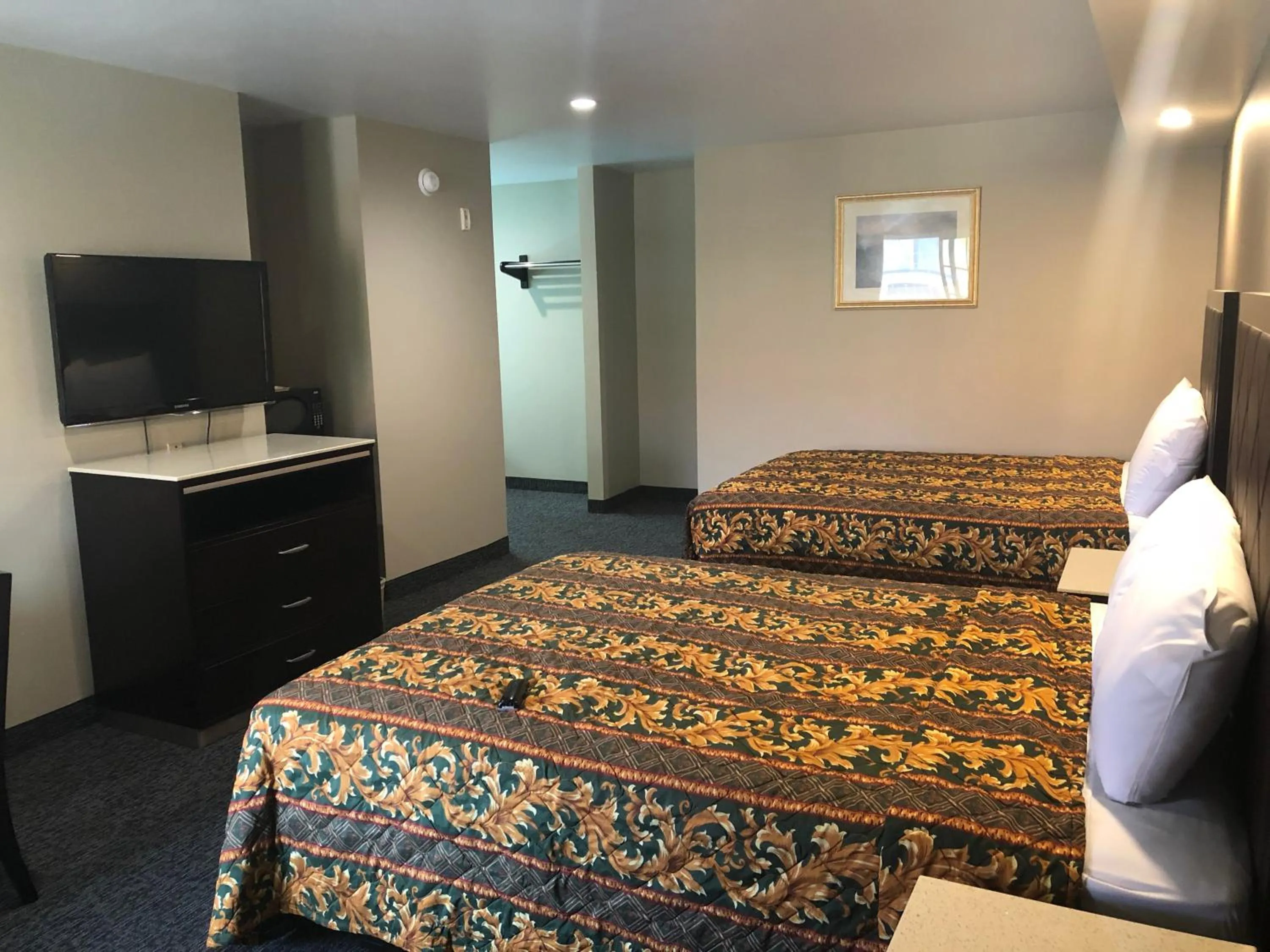 TV and multimedia, Bed in La Mirage Inn LAX Airport