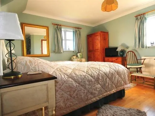 Photo of the whole room, Bed in Swallows Rest