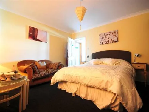 Photo of the whole room, Bed in Swallows Rest