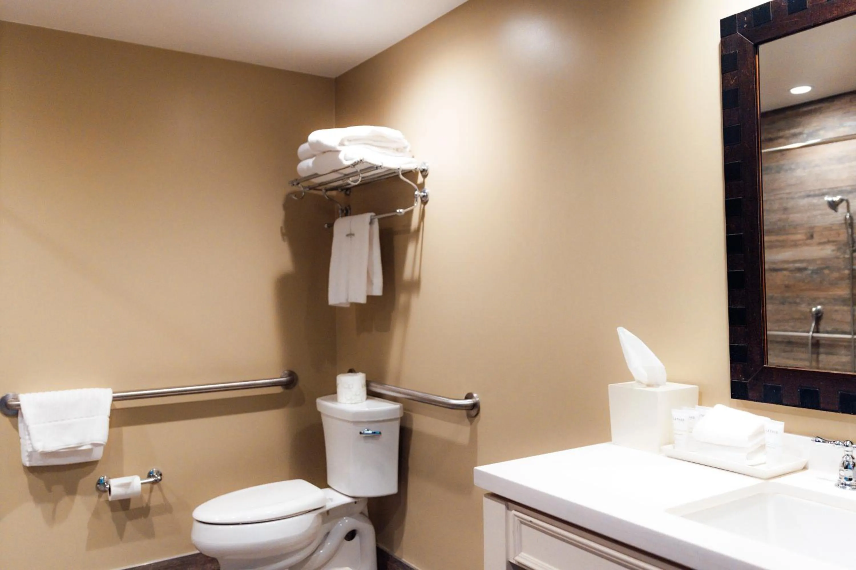 Bathroom in Lakehouse Resort