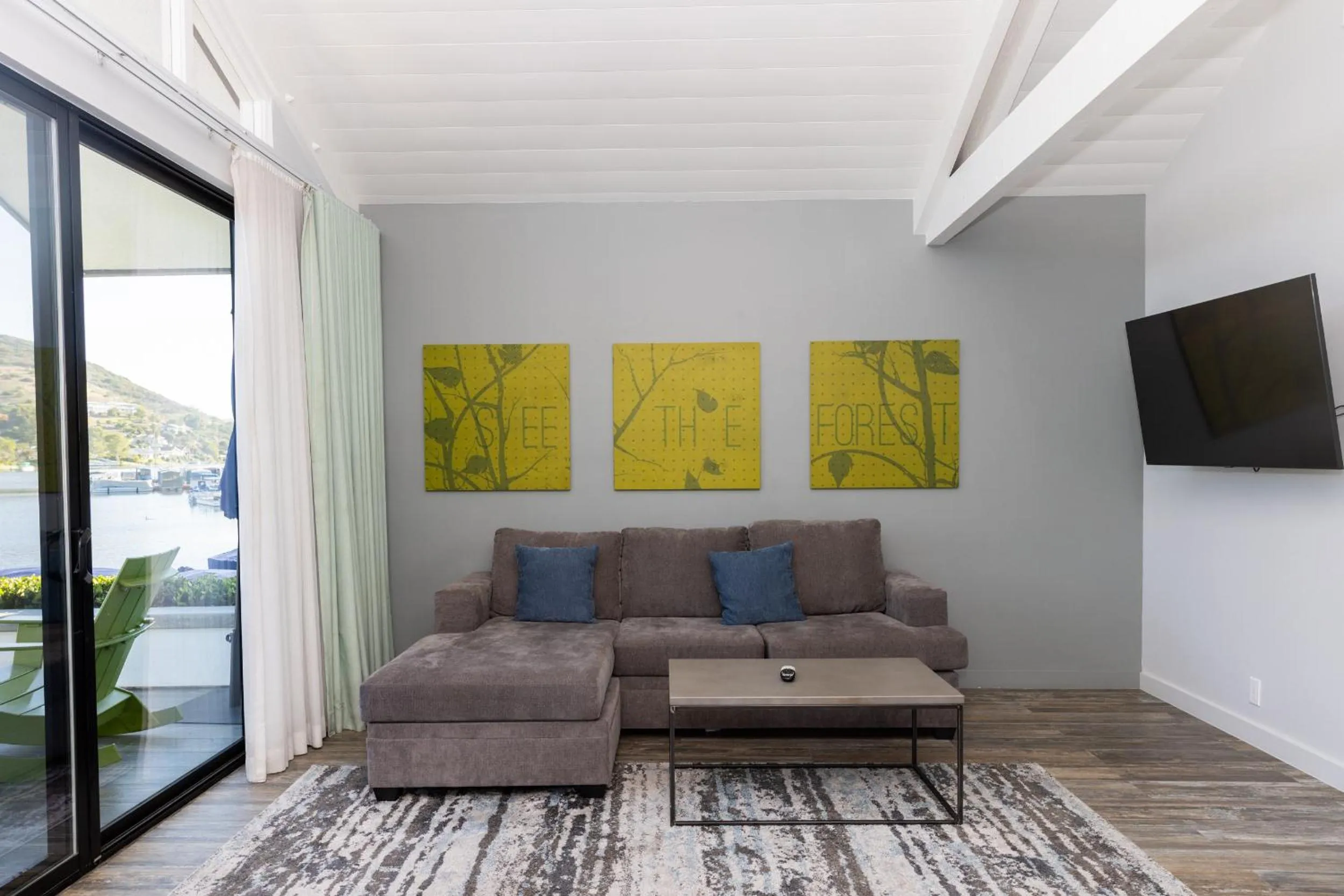 TV and multimedia in Lakehouse Resort