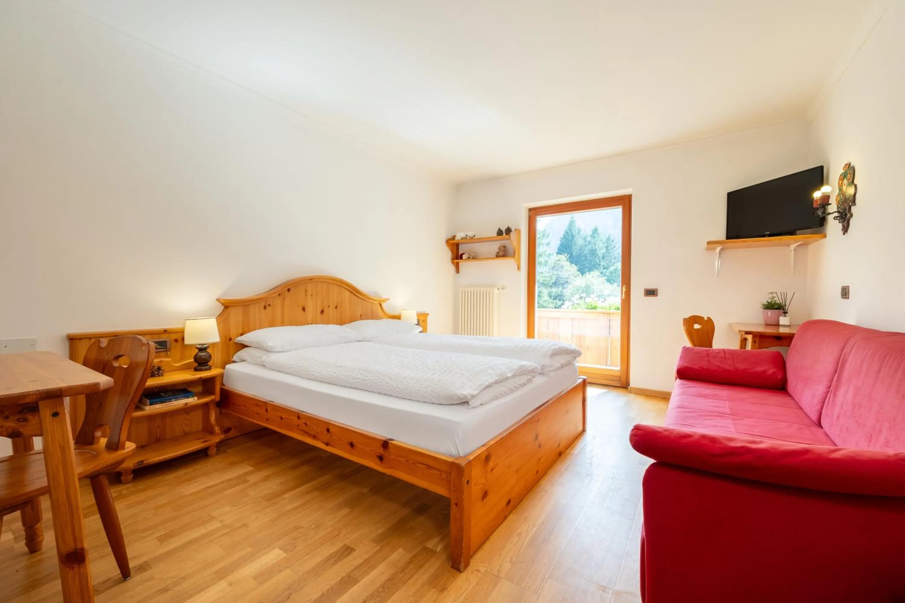 Communal lounge/ TV room, Bed in Hotel Vioz