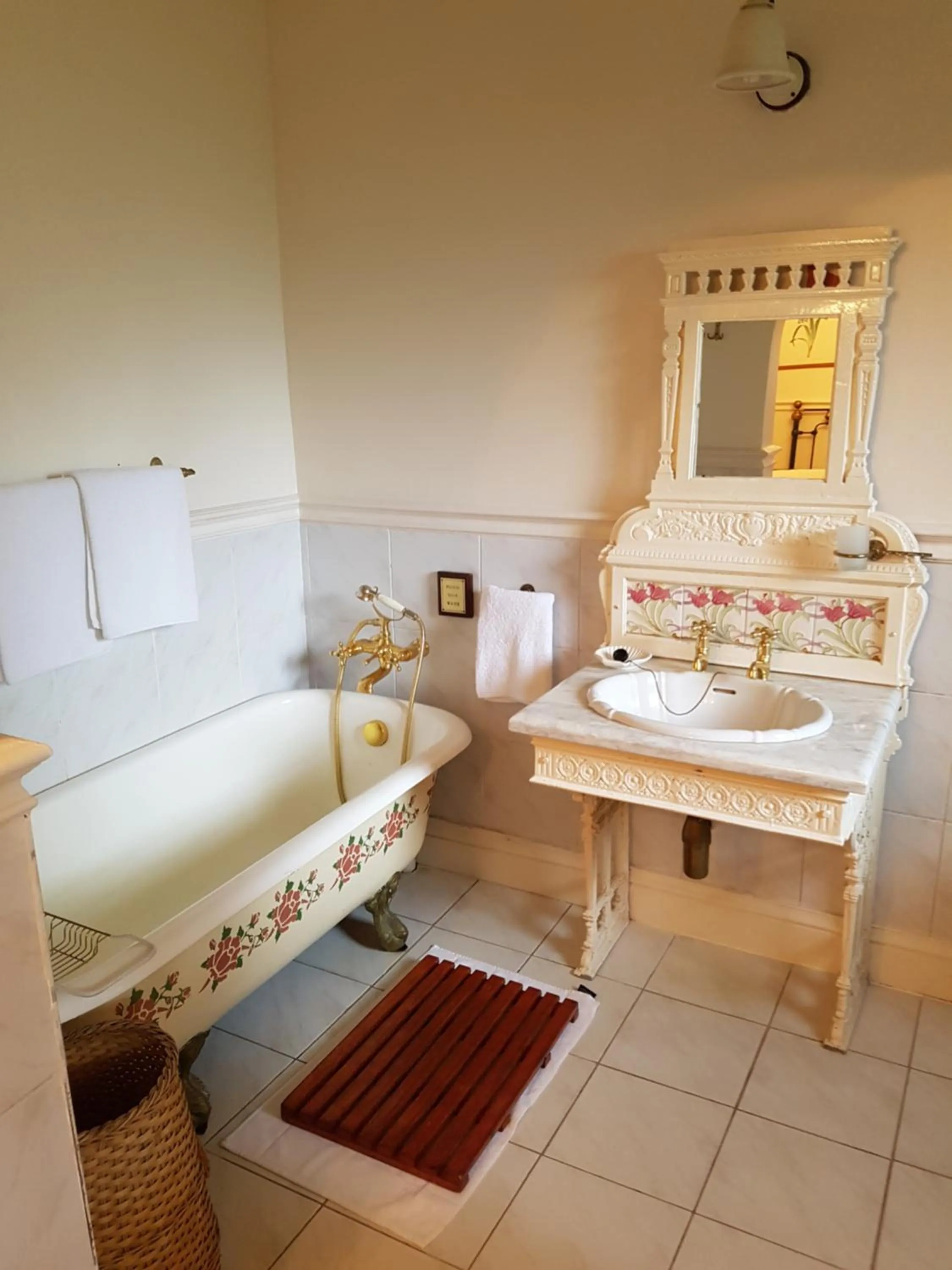 Bathroom, Bed in Sherwood's Country House