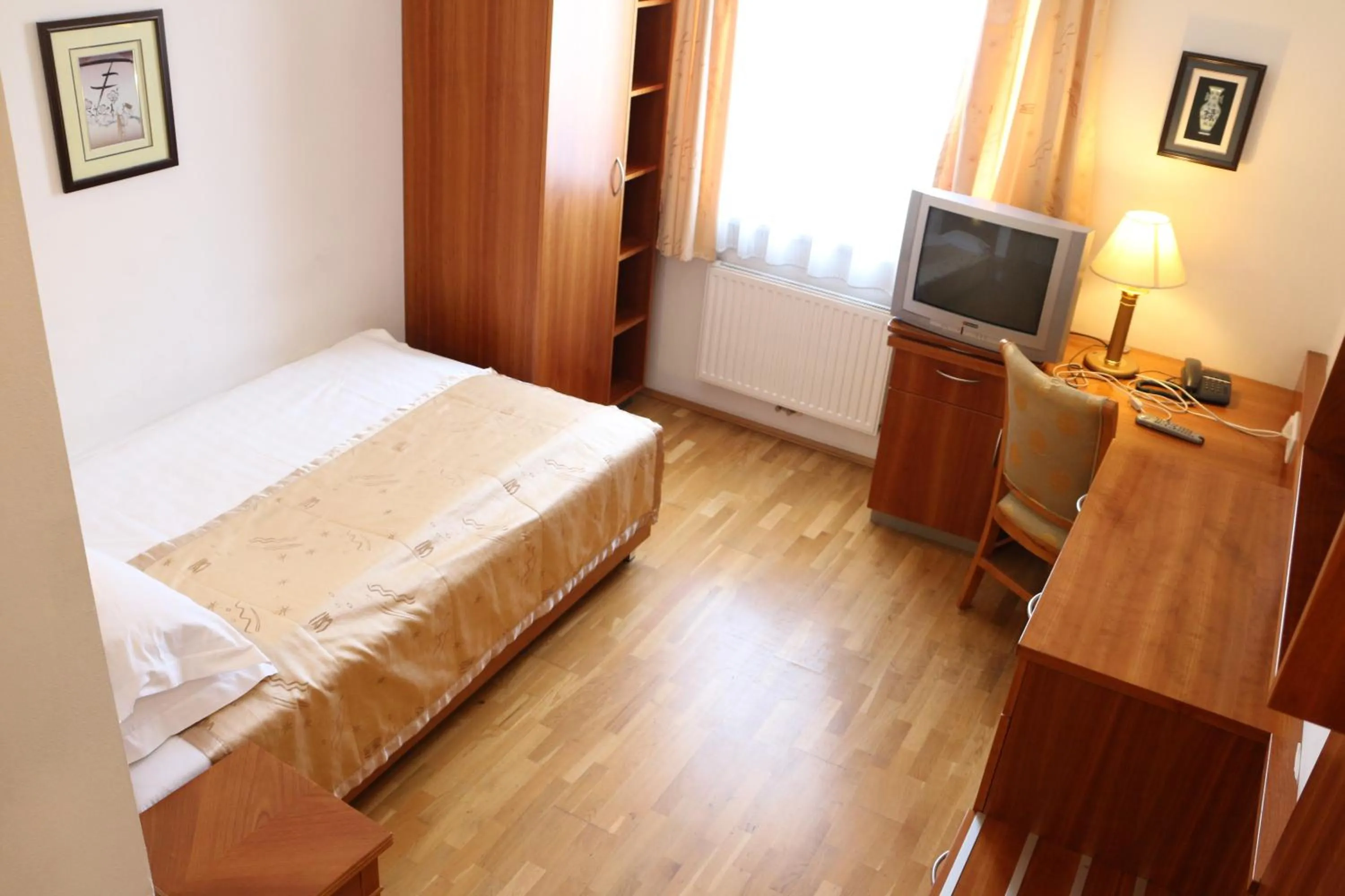 Photo of the whole room, Bed in Hotel Wasserpalast - breakfast for free!!!