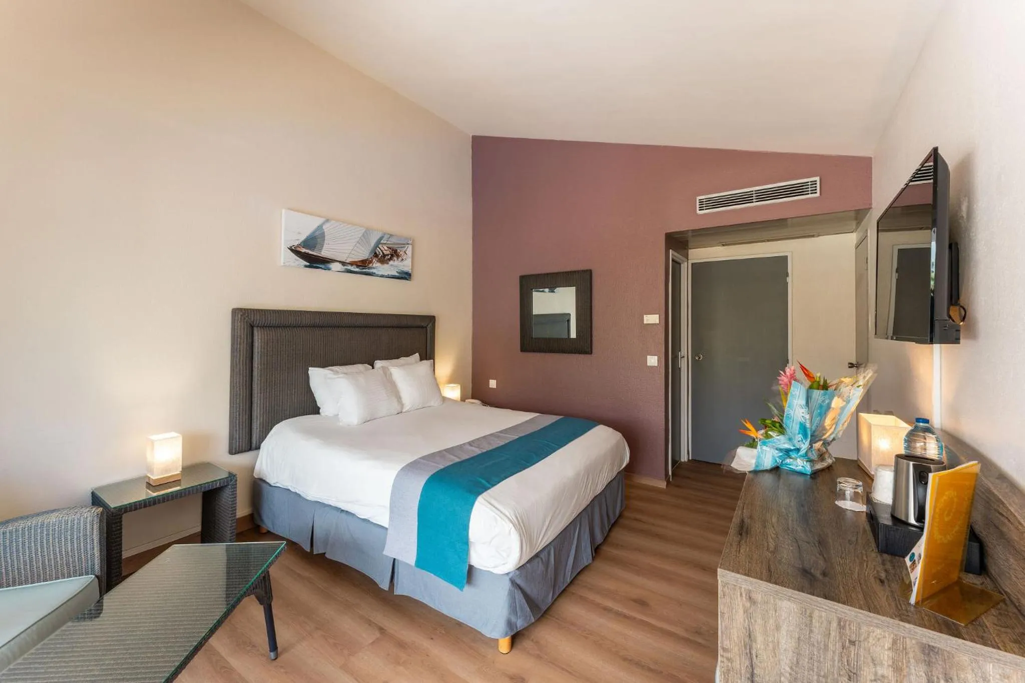 Photo of the whole room, Bed in Hotel Fleur d'Epee