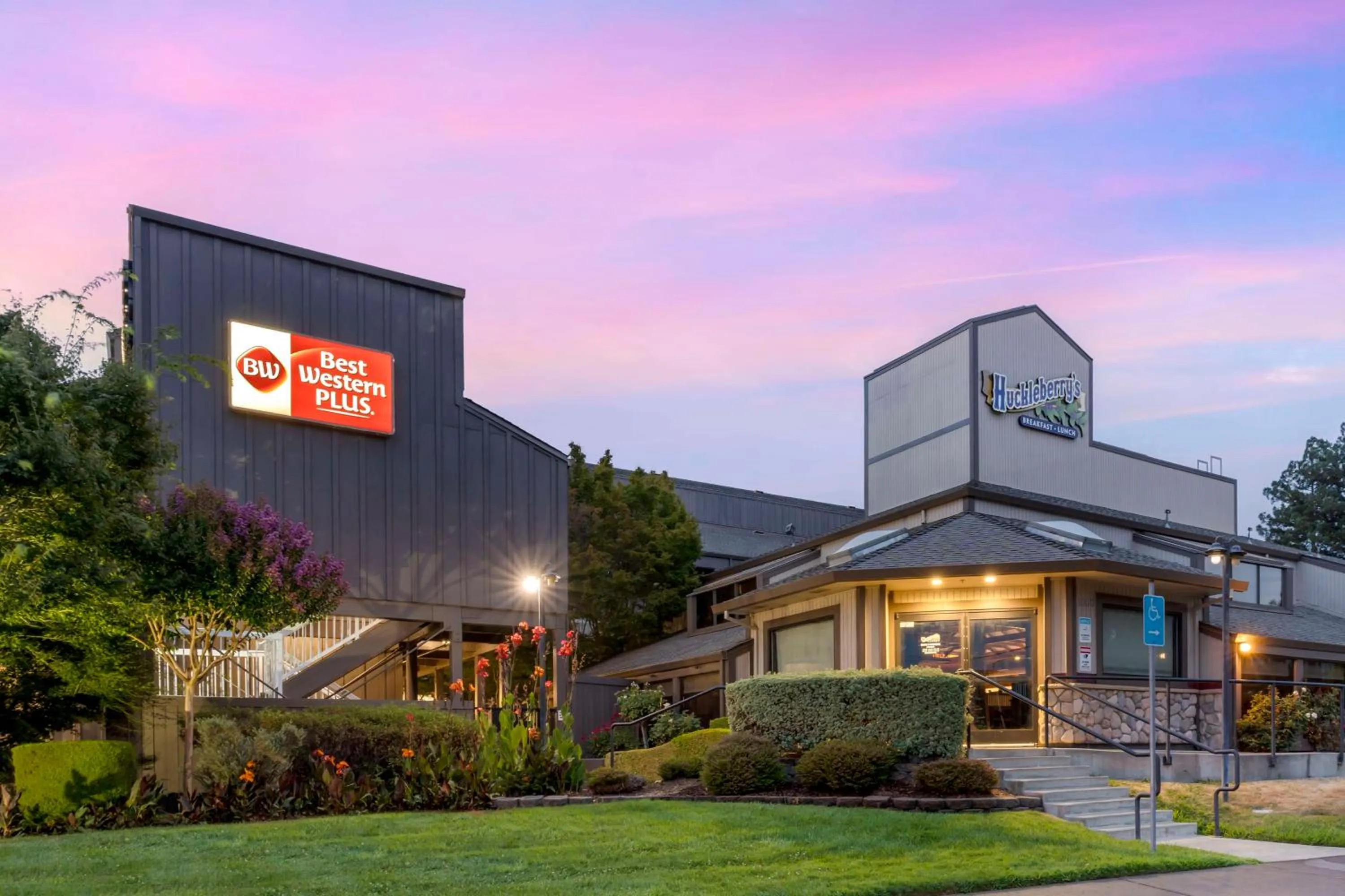 Bedroom in Best Western Plus Inn at the Vines